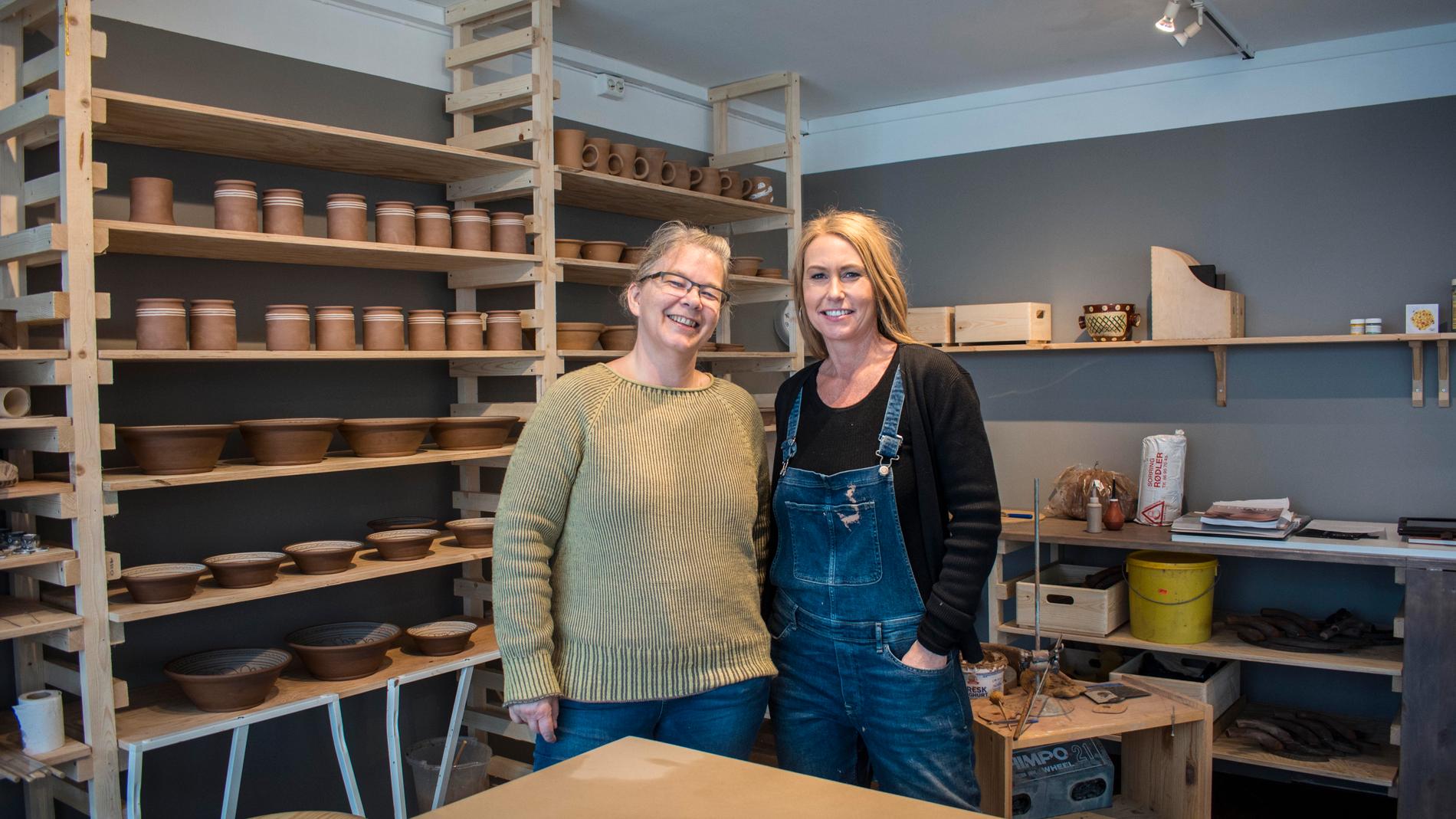 Hilde Mjølsnes (t.v.) og Sonja Molohon er nesten klare til å åpne Pottemakeriet i Breigata.