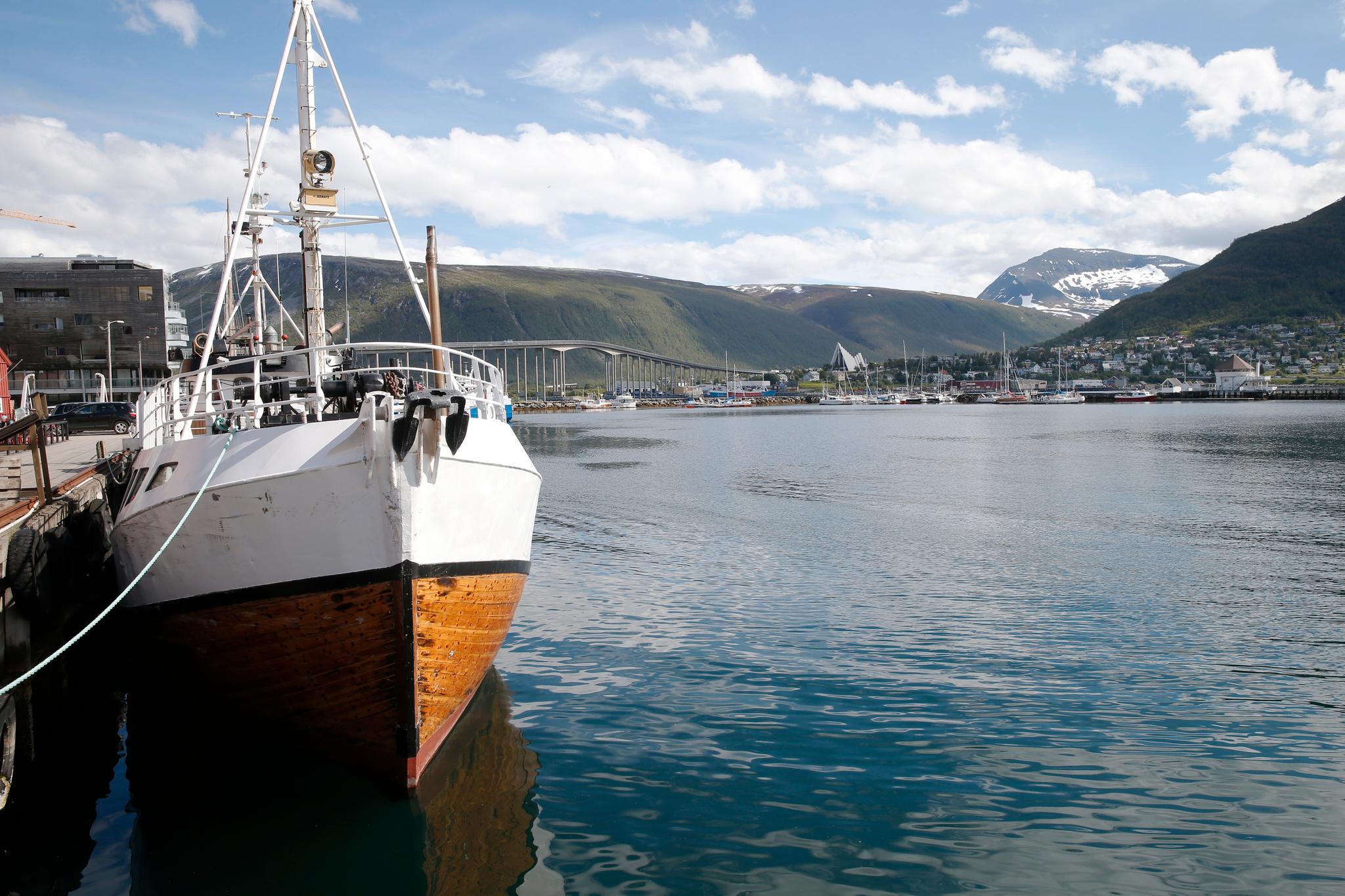  Tromsø, den desidert største byen i det nye fylket, blir trolig fylkeshovedstad. Men det er fylket selv som avgjør hvordan man organiserer arbeidet og fordeler offentlige arbeidsplasser. 