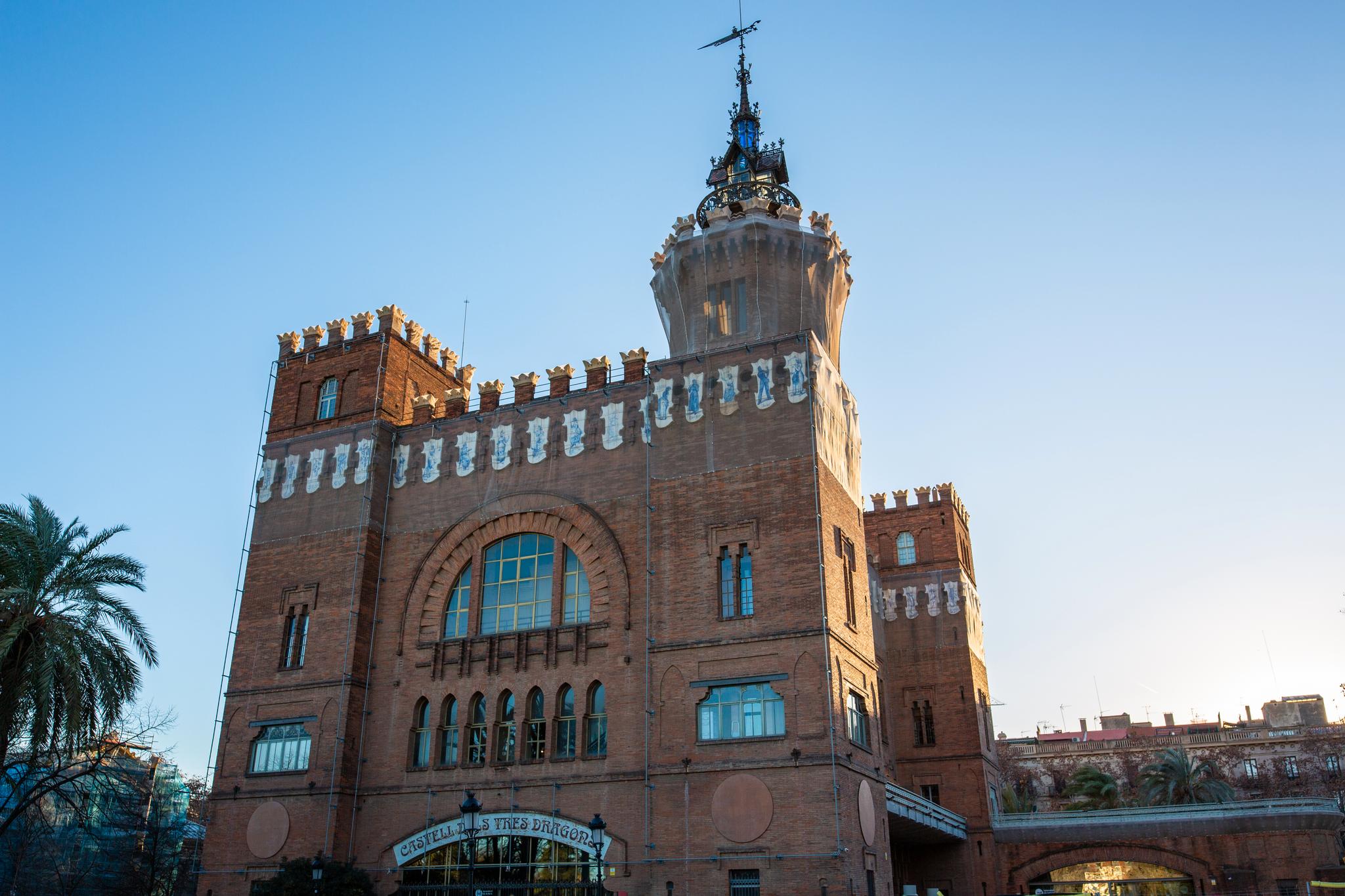 Montaners Castell dels Tres Dragons – eller De Tre Dragers Slott – ble tegnet i forkant av verdensutstillingen i Barcelona i 1888. Bygningen var opprinnelig en restaurant, men er nå et naturhistorisk museum. 