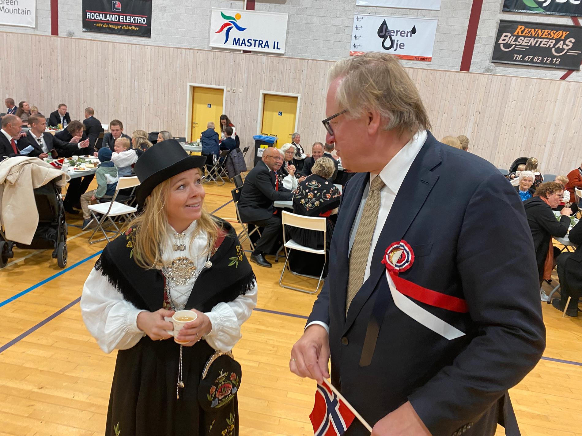 Kari Langvik Østhus ynskjer Leif Johan Sevland velkommen til Mastrahallen.