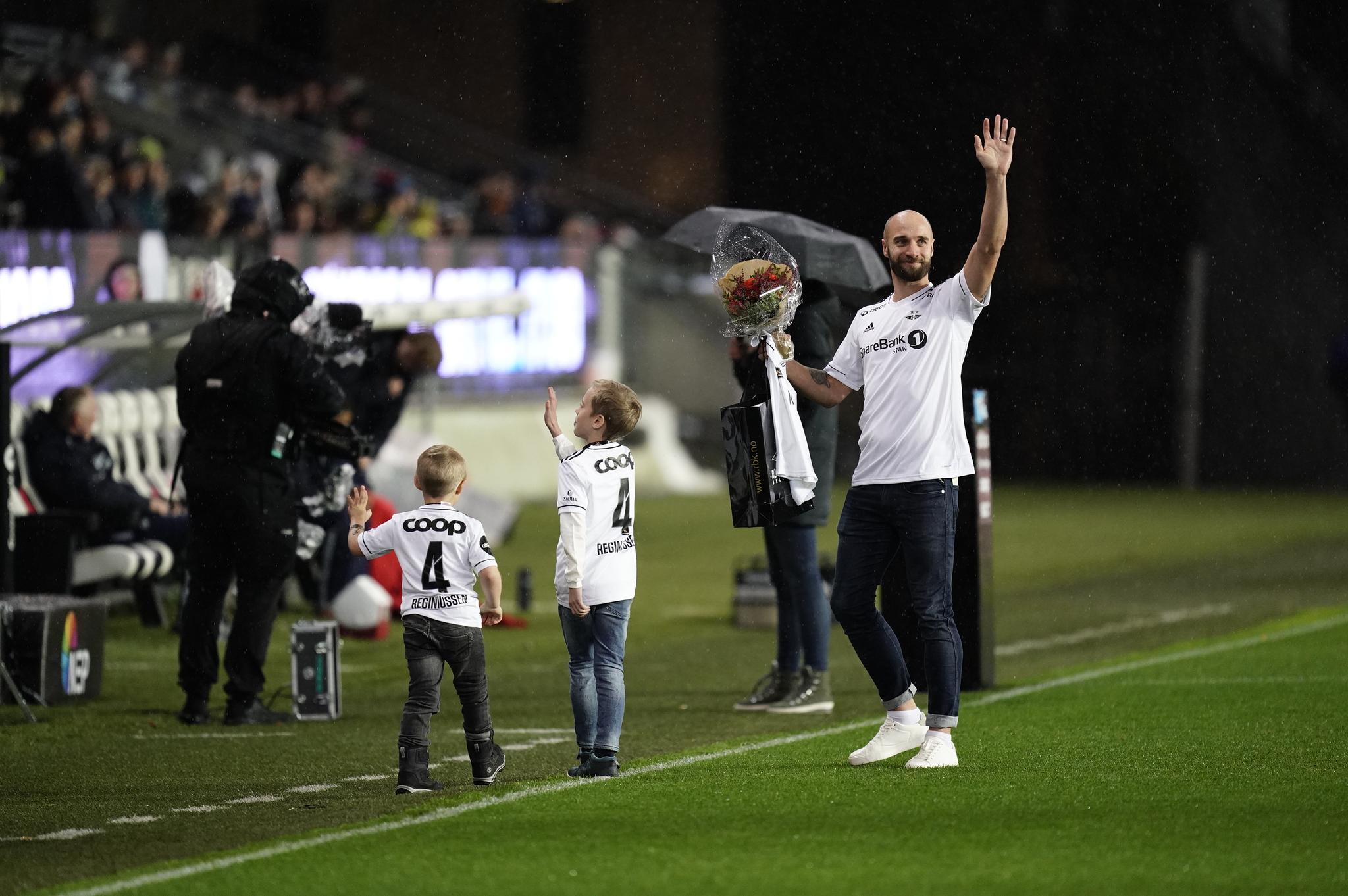 Her blir Tore Reginiussen hyllet av RBK-supporterne før kampen mot Vålerenga søndag kveld. 