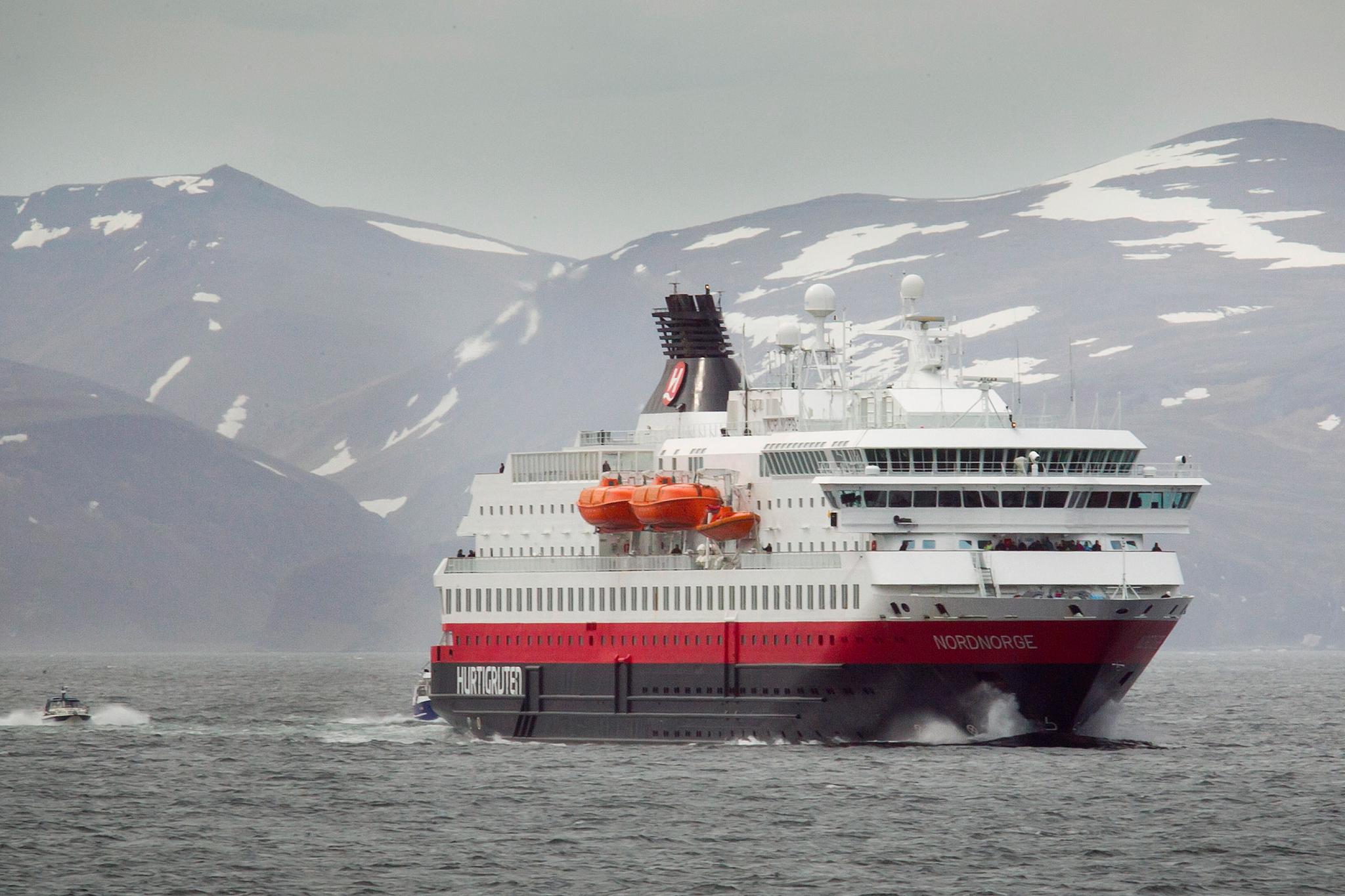 Hurtigruten nektes å seile i russisk farvann og må avlyse to planlagte cruise til Frans Josefs land. Her er et av selskapets andre skip, MS Nord-Norge, i Honningsvåg.  