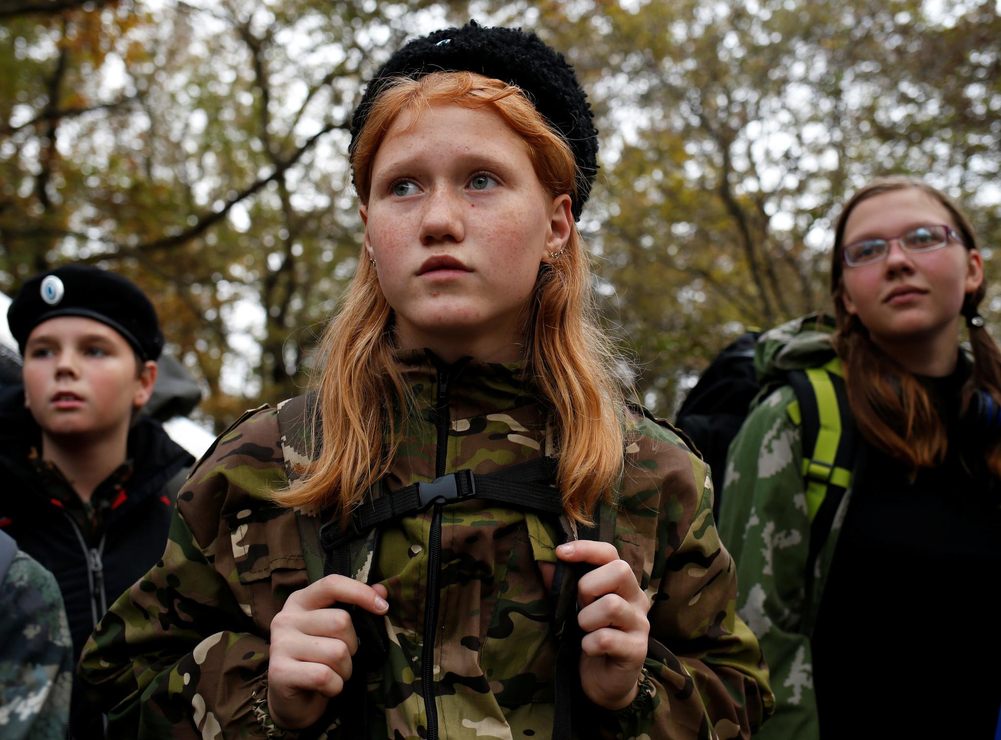 En jente ved General Jermolovs kadettskole i Stavropol i østlige Russland under en militærtaktisk øvelse 21. oktober 2017. Barna fikk trening i å lage skyttergraver og overleve i naturen. 