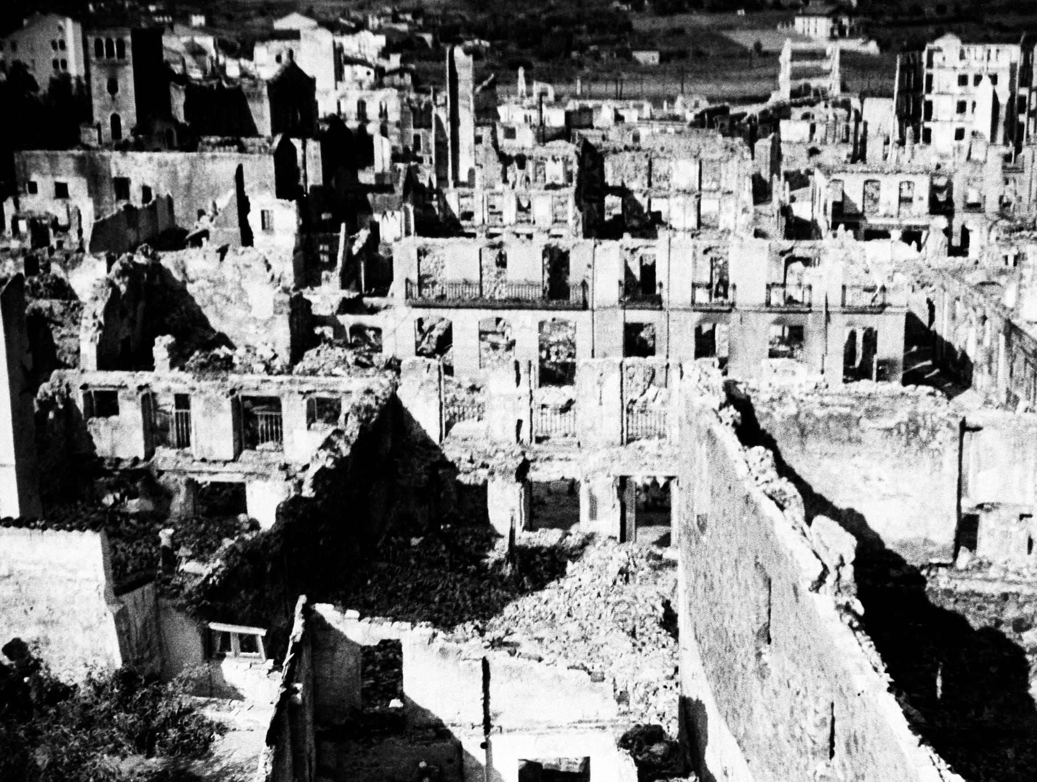 Den baskiske byen Guernica ble nesten totalt ødelagt i mai 1937 av tyske og italienske bombefly i Francos tjeneste. 