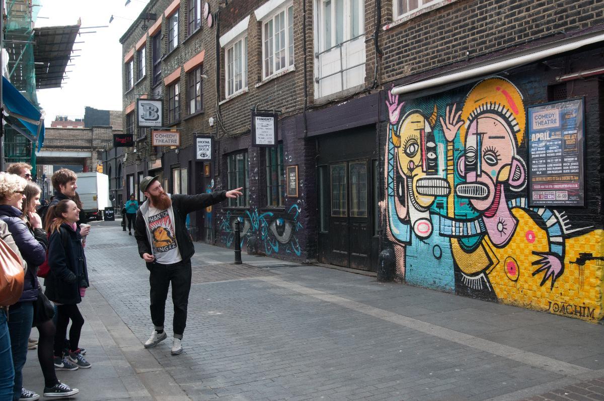 STREET ART: Den lokale guiden og kunstneren Josh Jeavons (30) viser en gruppe med morgenglade London-beboere og turister gatekunst av Joachim fra Belgium.