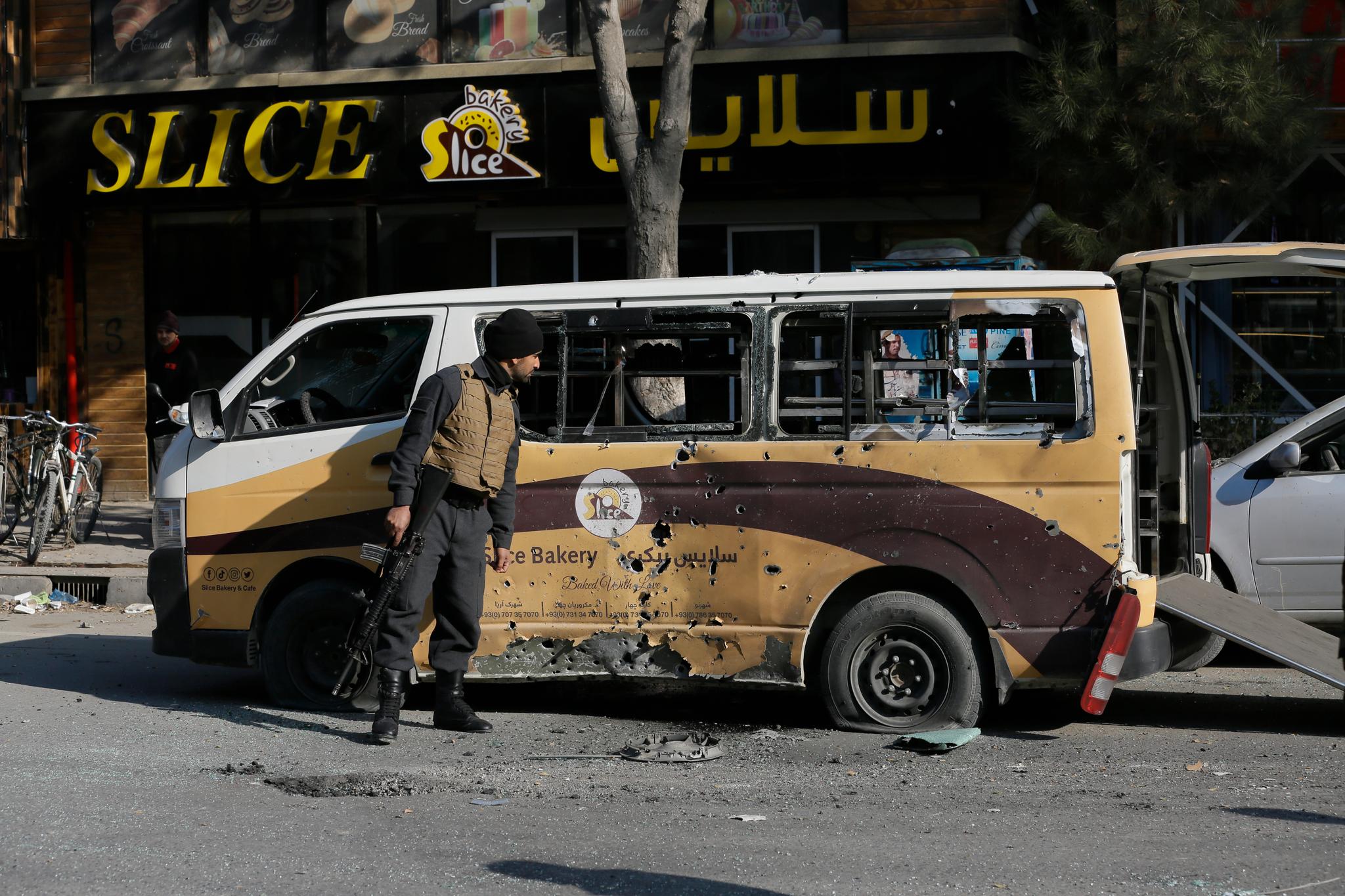 En bil som ble ødelagt under angrepene i Kabul lørdag. Åtte personer er foreløpig rapportert drept, men det er ventet at tallet vil øke. 
