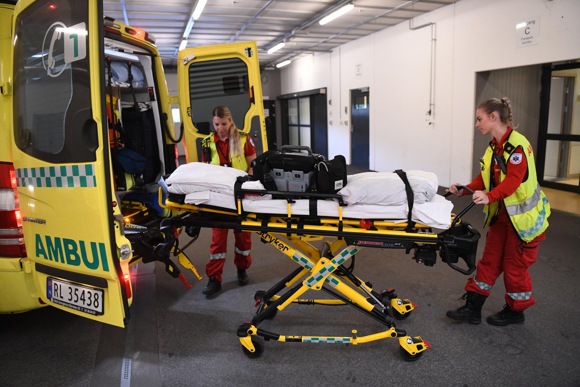 Ambulansearbeiderne Mia Nøsvold og Rebecca Fjelde i aksjon.  