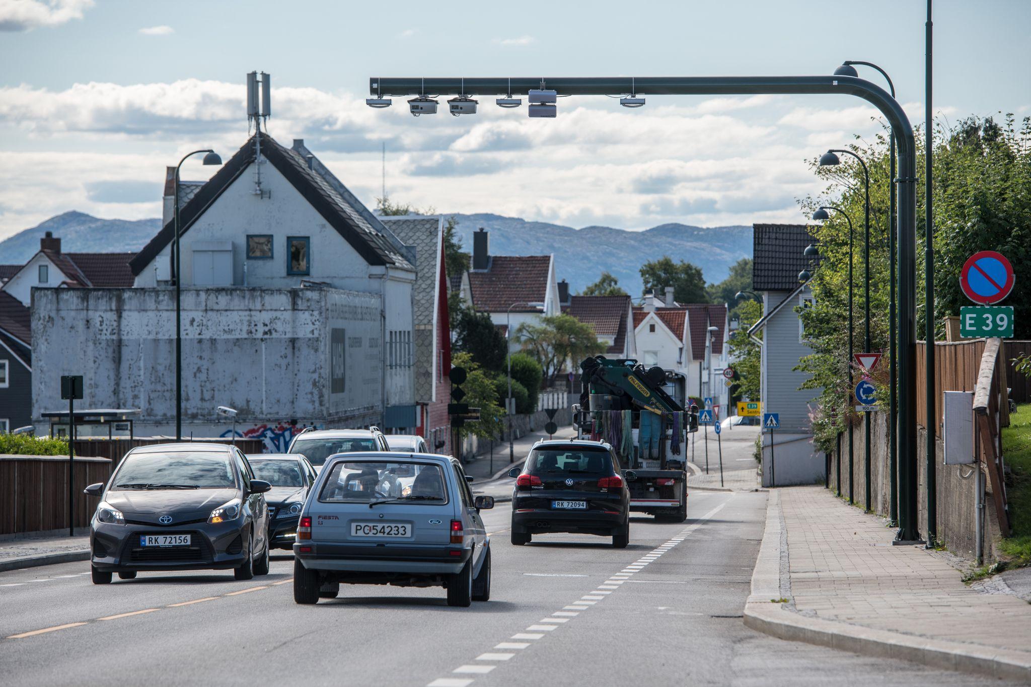 I Randabergveien på Kampen/Tasta i Stavanger står en av bommene klar for å kreve inn millioner av kroner.