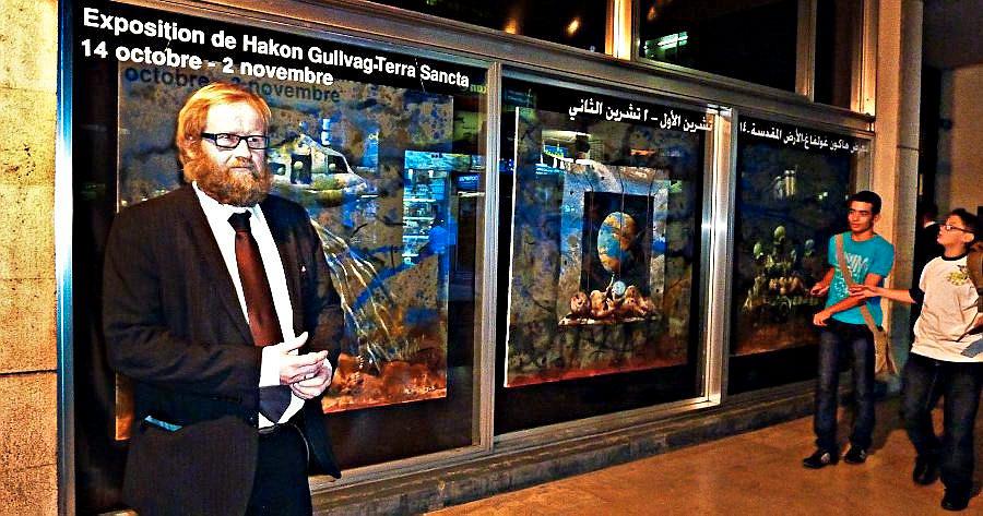 Torsdag i forrige uke åpnet Håkon Gullvåg sin store utstilling Terra Sancta i Damaskus. To dager senere hadde den franske ambassaden fjernet verkene The Flag og Invasion Tritych.