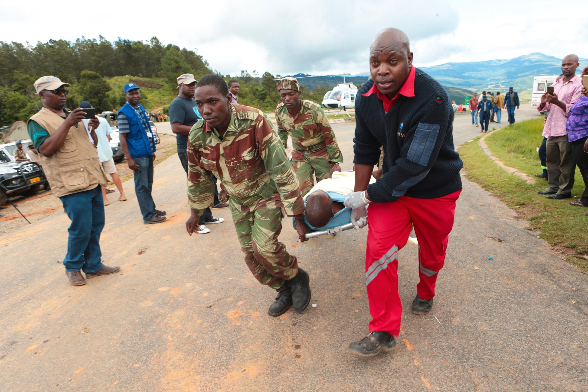 Redningsarbeidere evakuerer en skadet person fra Chimanimani, 600 kilometer sørøst for Harare i Zimbabwe. 
