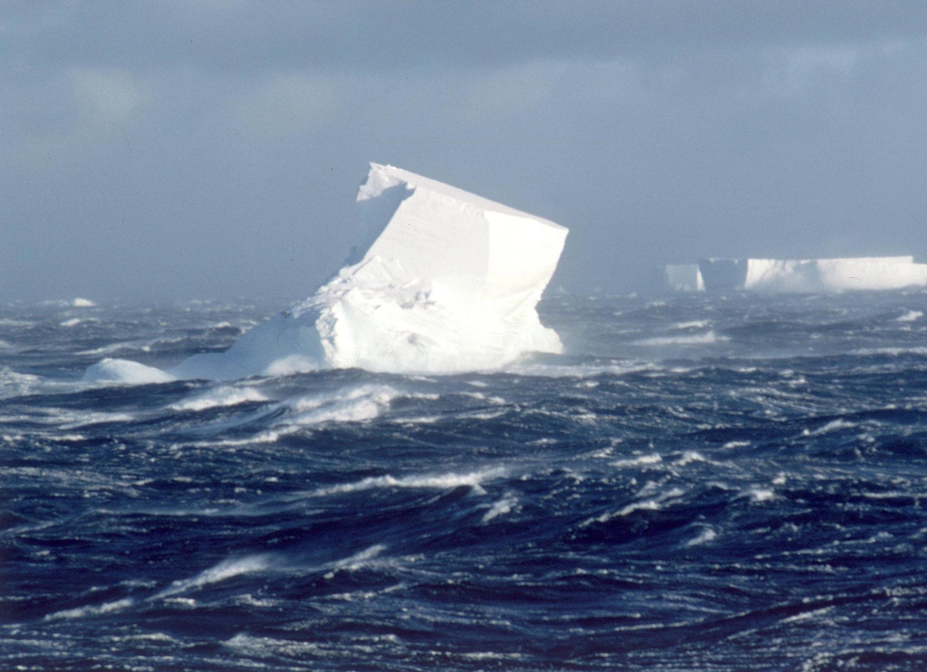 Et isfjell i drift utenfor Antarktis. 