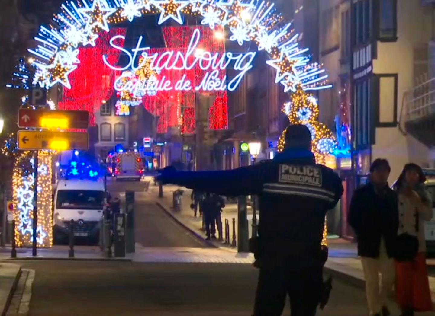 Juleidyllen med nisser og julebakst på markedet i Strasbourg ble brått til skrekk og kaos da en mann plutselig begynte å skyte tirsdag kveld.