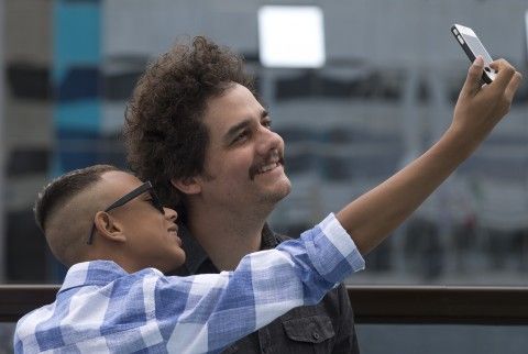 PABLO: En fan får seg en selfie med mannen som spiller Pablo Escobar, Wagner Mouro.