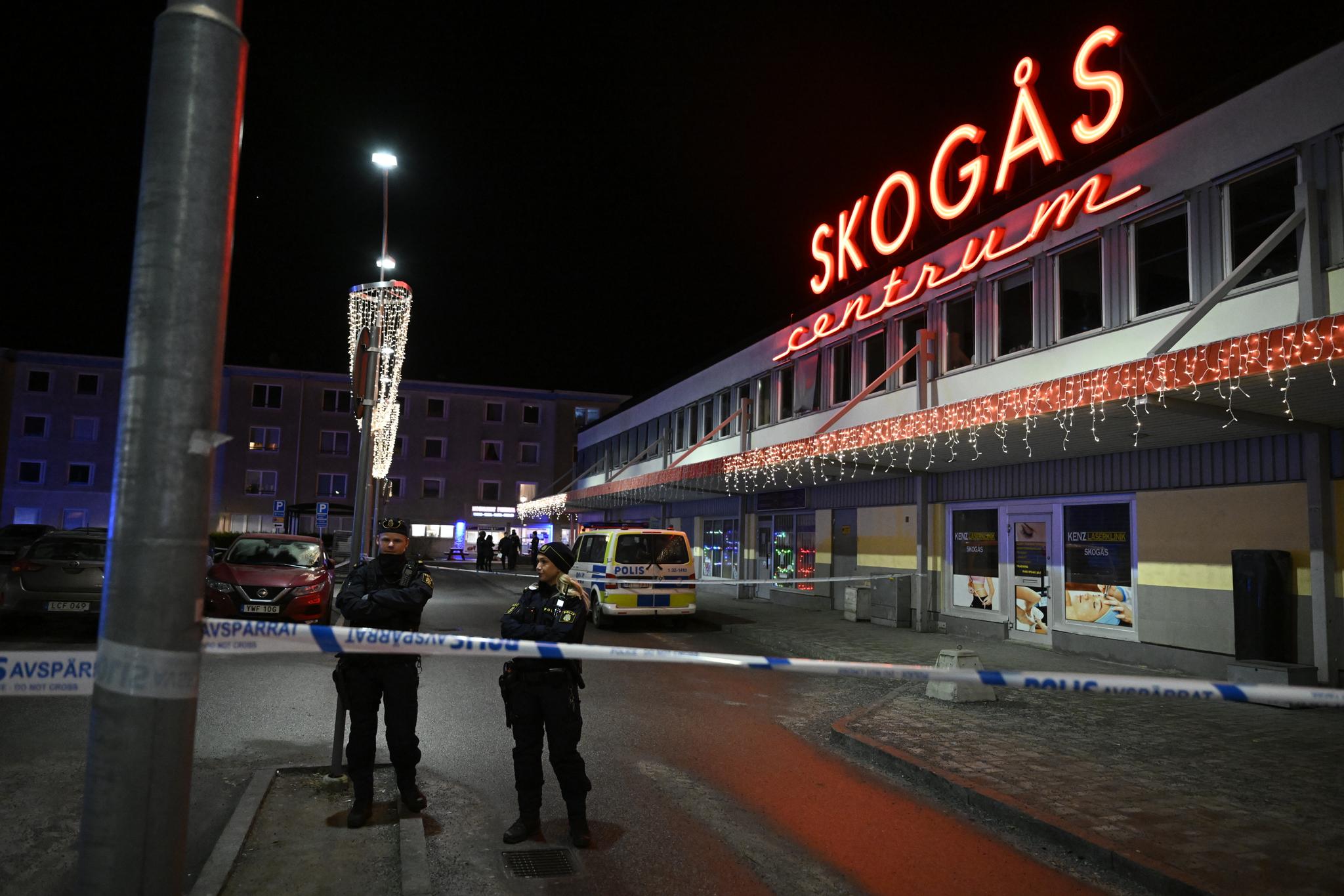 En 15 år gammel gutt ble skutt på en sushirestaurant i Skogås sør for Stockholm i januar. Drapet blir knyttet til den blodige gjengvolden i den svenske hovedstaden. 