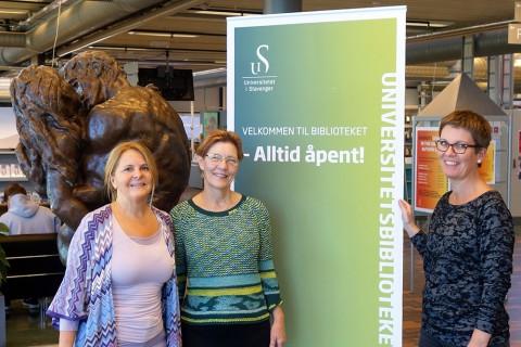 Universitetsbiblioteket har fått nærmere 8000 bøker fra Stavanger katedralskole. Fra venstre Suvada Veledar, bibliotekdirektør Gitte Kolstrup, og Kjersti Hettervik.