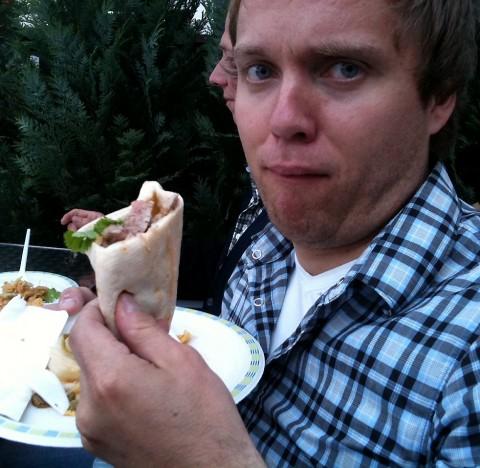 OI?! Komiker Rune Bjerga spiser hai. Året er 2011.