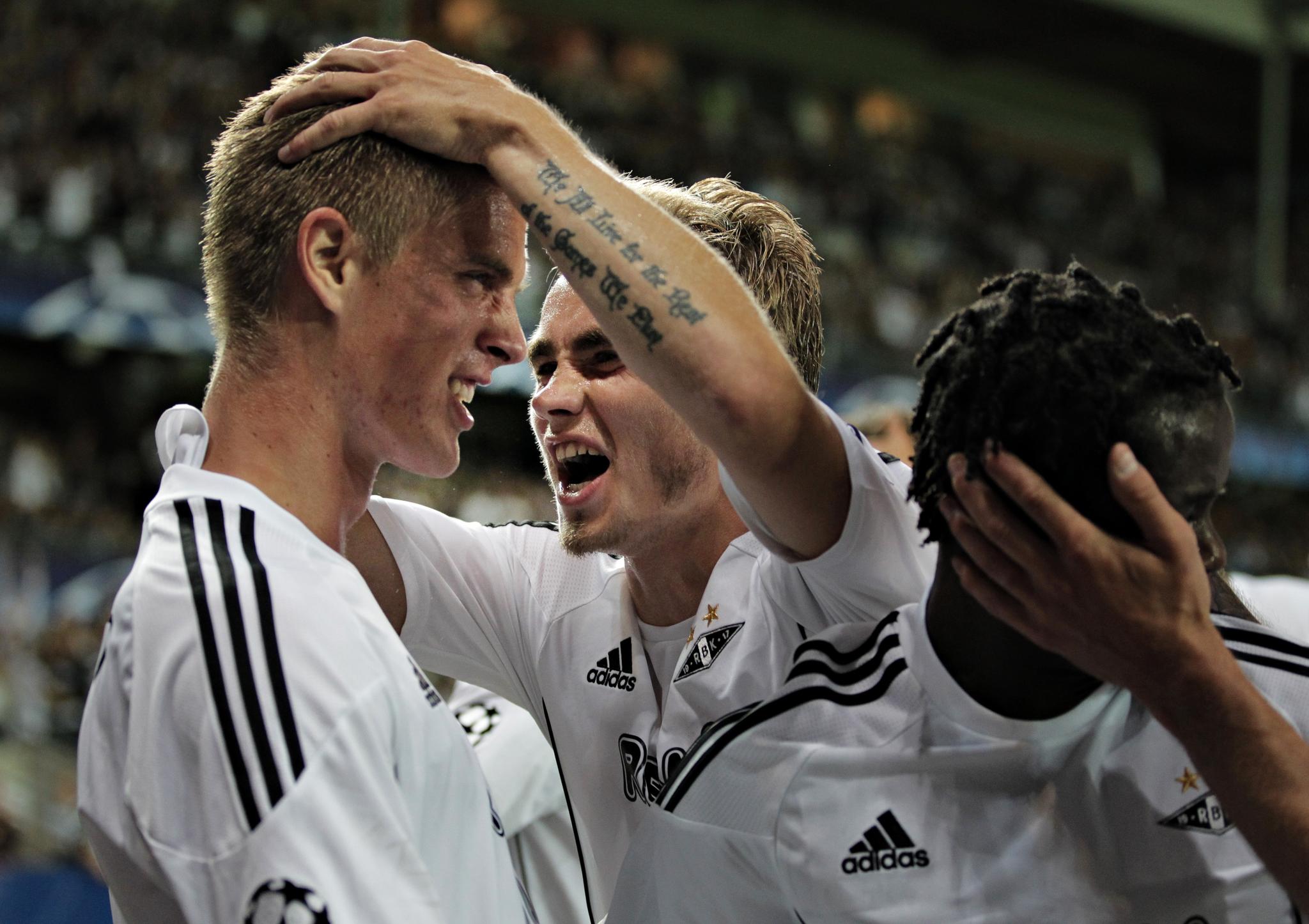 Scoret mot FCK: En ung Henriksen gratuleres av Trond Olsen og Anthony Annan etter scoring i mesterliga-playoff i 2010.