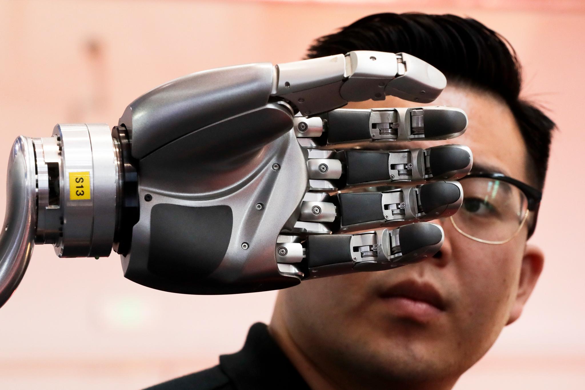 Kan selskapene som utvikler kunstig intelligens, holdes ansvarlige hvis de gambler med vår felles sikkerhet? spør kronikkforfatterne. Her fra en teknologimesse i Kina i 2017.