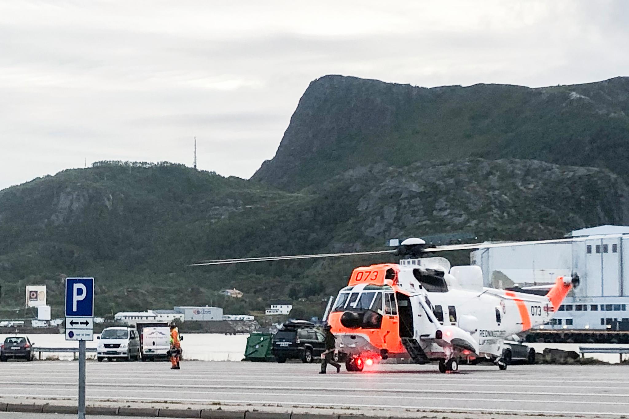 Tre personer ble hentet opp fra 25 meter dyp lørdag kveld, etter at bilen de satt i kjørte gjennom autovernet på fergekaia i Svolvær og ut i sjøen. Tilstanden deres var uendret søndag ettermiddag. Foto: 