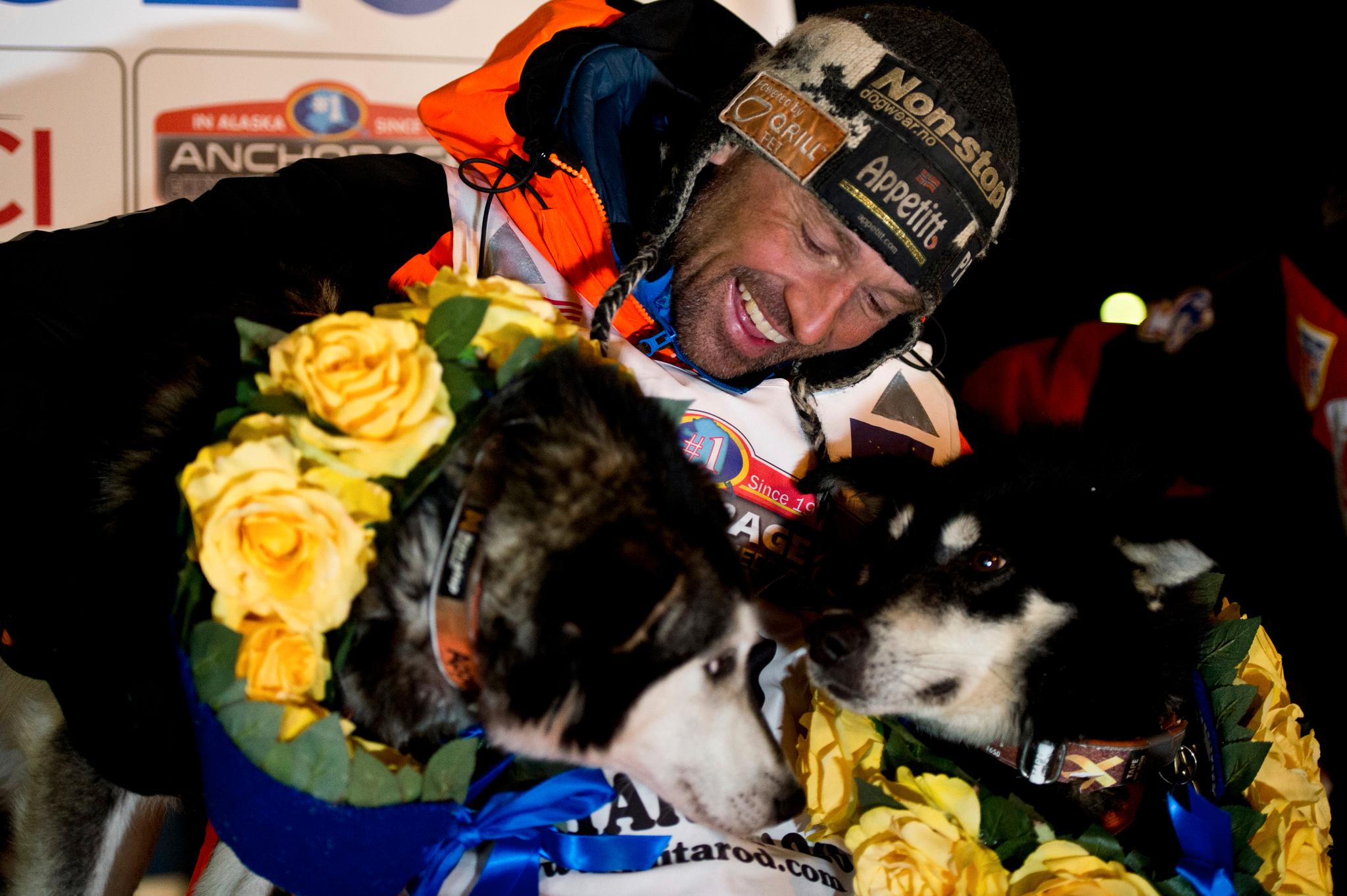 Thomas Wærner og hundene etter å ha vunnet Iditarod, verdens lengste hundesledeløp.