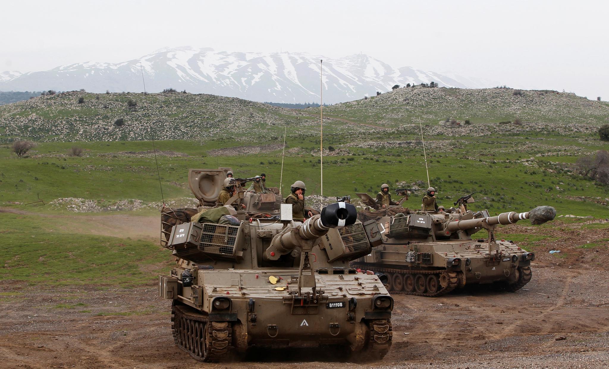 Israelsk artilleri fotografert under en øvelse i Golanhøyene i 2013. Mount Hermon i bakgrunnen. 