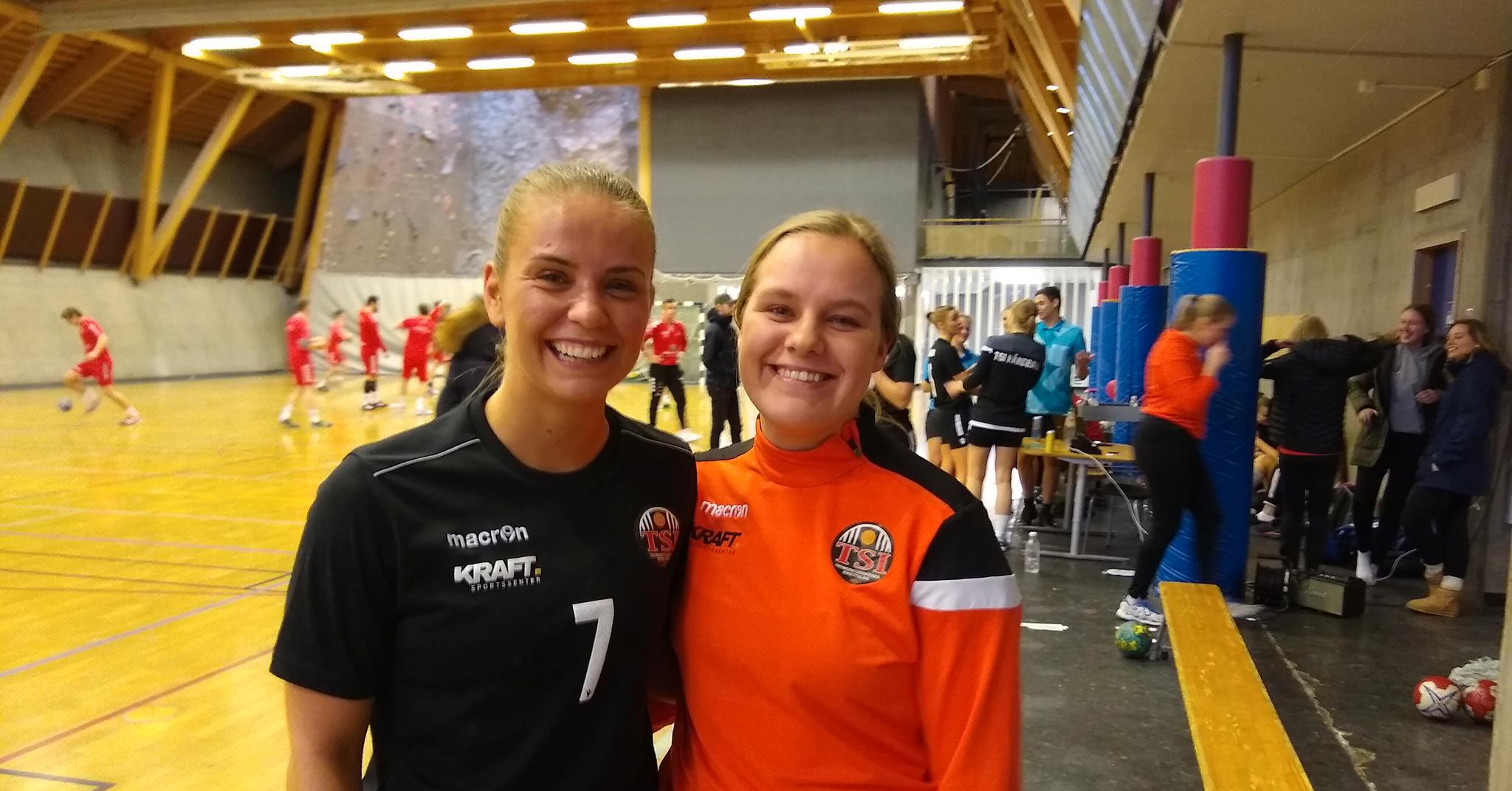 FORNØYD TROSS TAP: Marte Sklet Johansen (t.v) og Tina Ringnes Hagen måtte se at Harstad ble litt for sterke i toppkampen. 