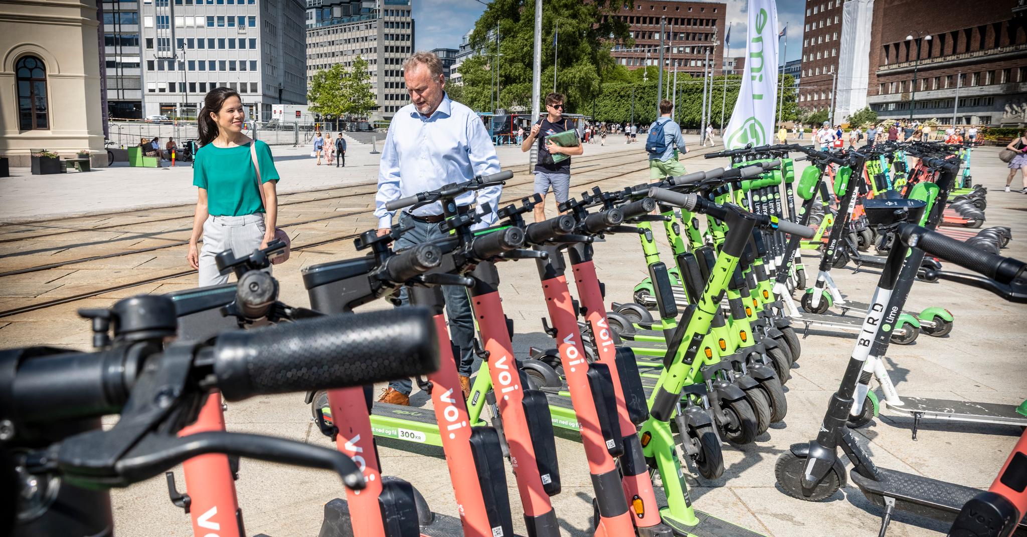Byrådsleder Raymond Johansen har sett seg lei av elsparkesykkel-kaoset i Oslo. Her med tidligere miljø- og samferdselsbyråd Lan Marie Berg.