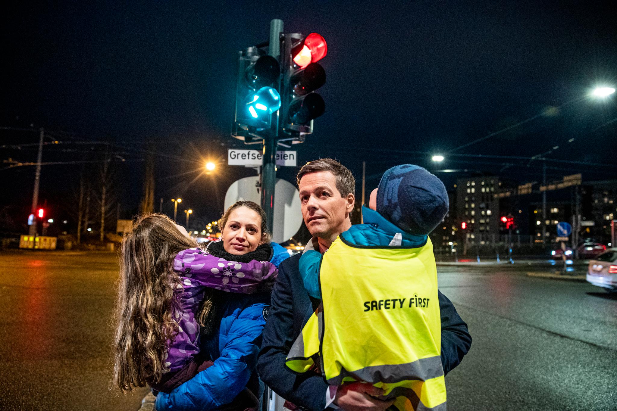 Lisa Maria Hareide og Knut Arild Hareide har et sterkt engasjement for trafikksikkerhet. Her er de i Storo-krysset i Oslo der deres fire år gamle sønn var en hårsbredd unna å bli påkjørt i gangfeltet.