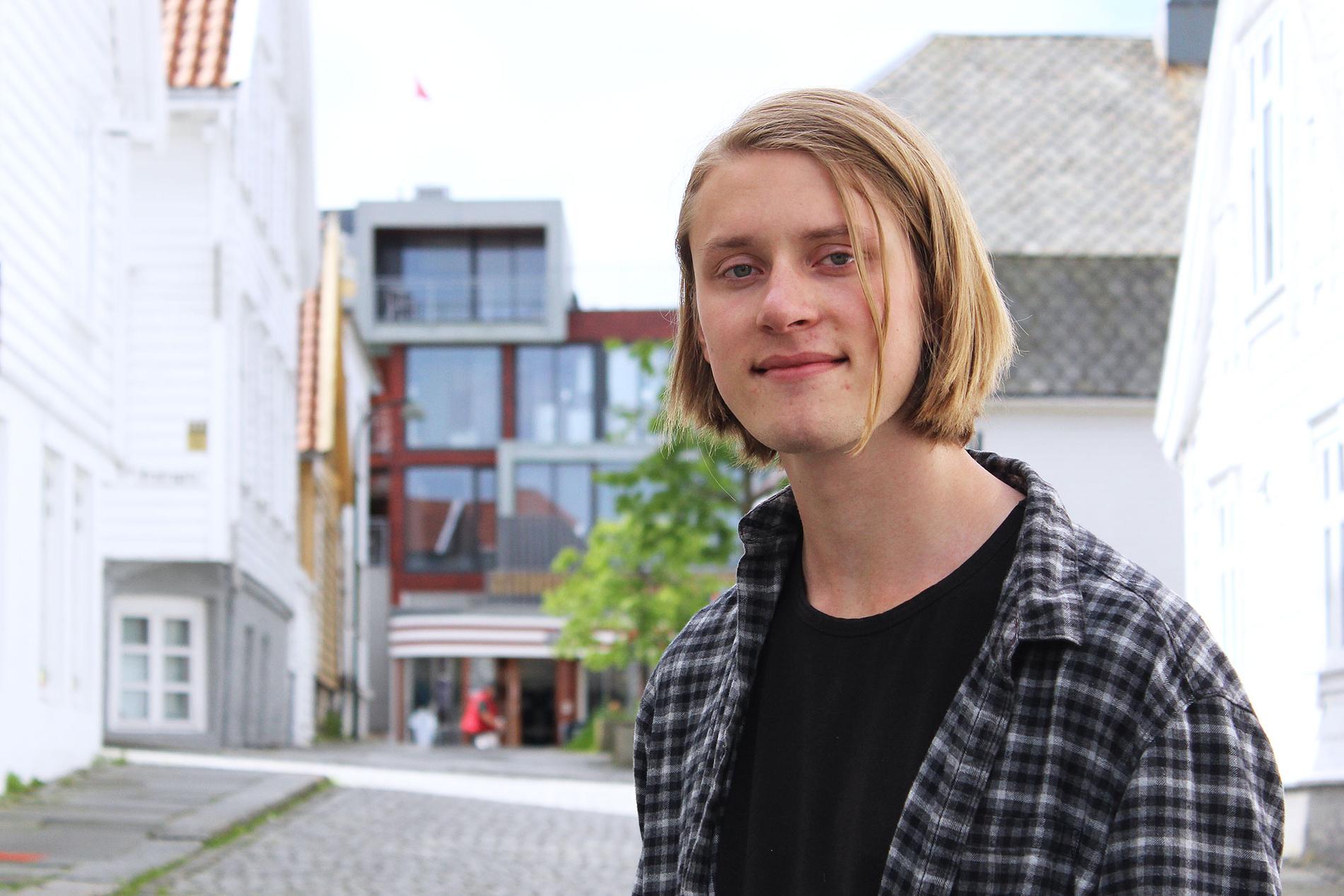 Ole Kvadsheim (22) fra Stavanger, fikk tidlig lære at politikk er viktig. Nå står han på førsteplass på stortingslista til Rogaland Rødt. 