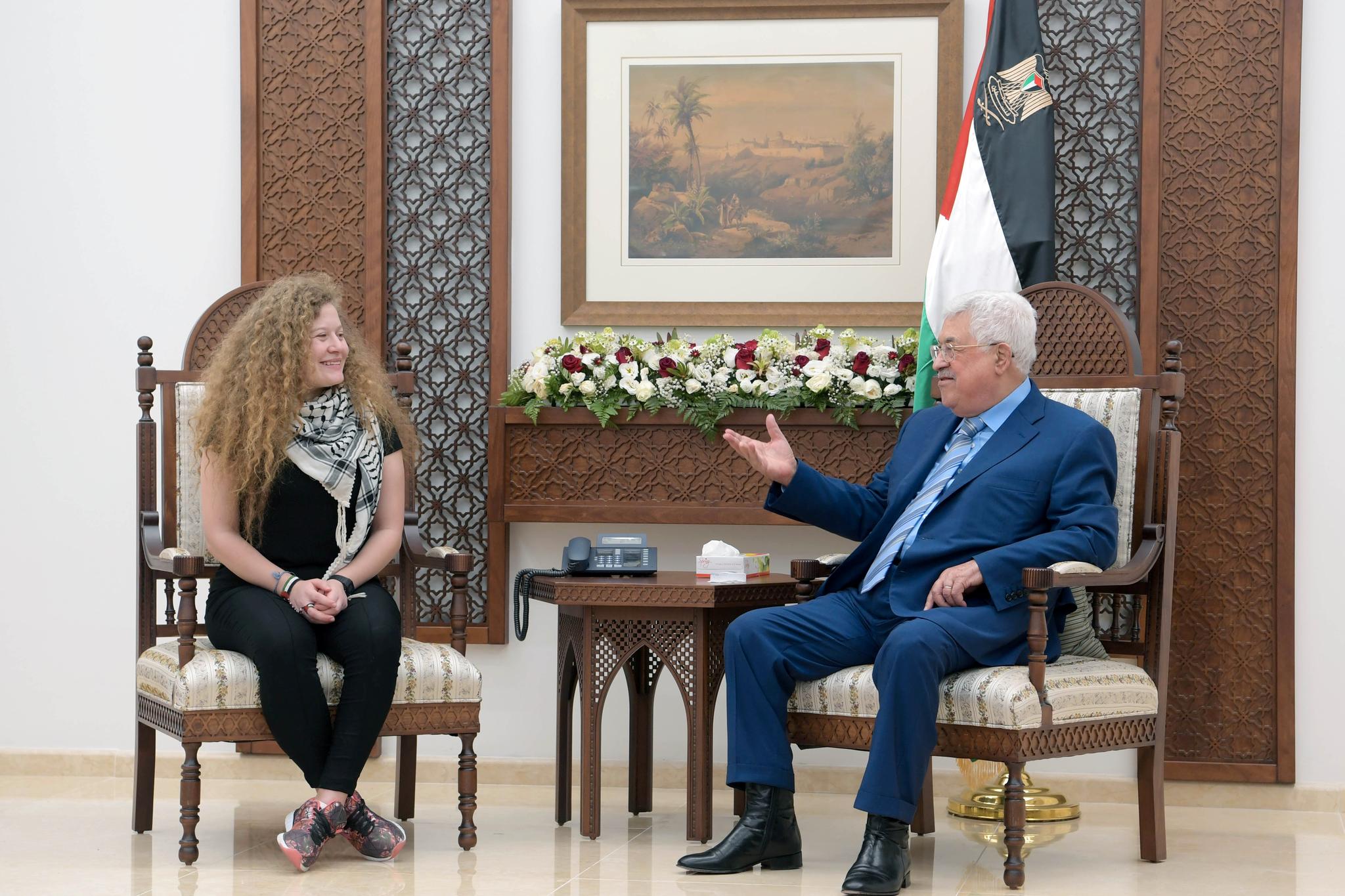 Tamimi møtte den palestinske presidenten Mahmoud Abbas etter hun ble løslatt på søndag.