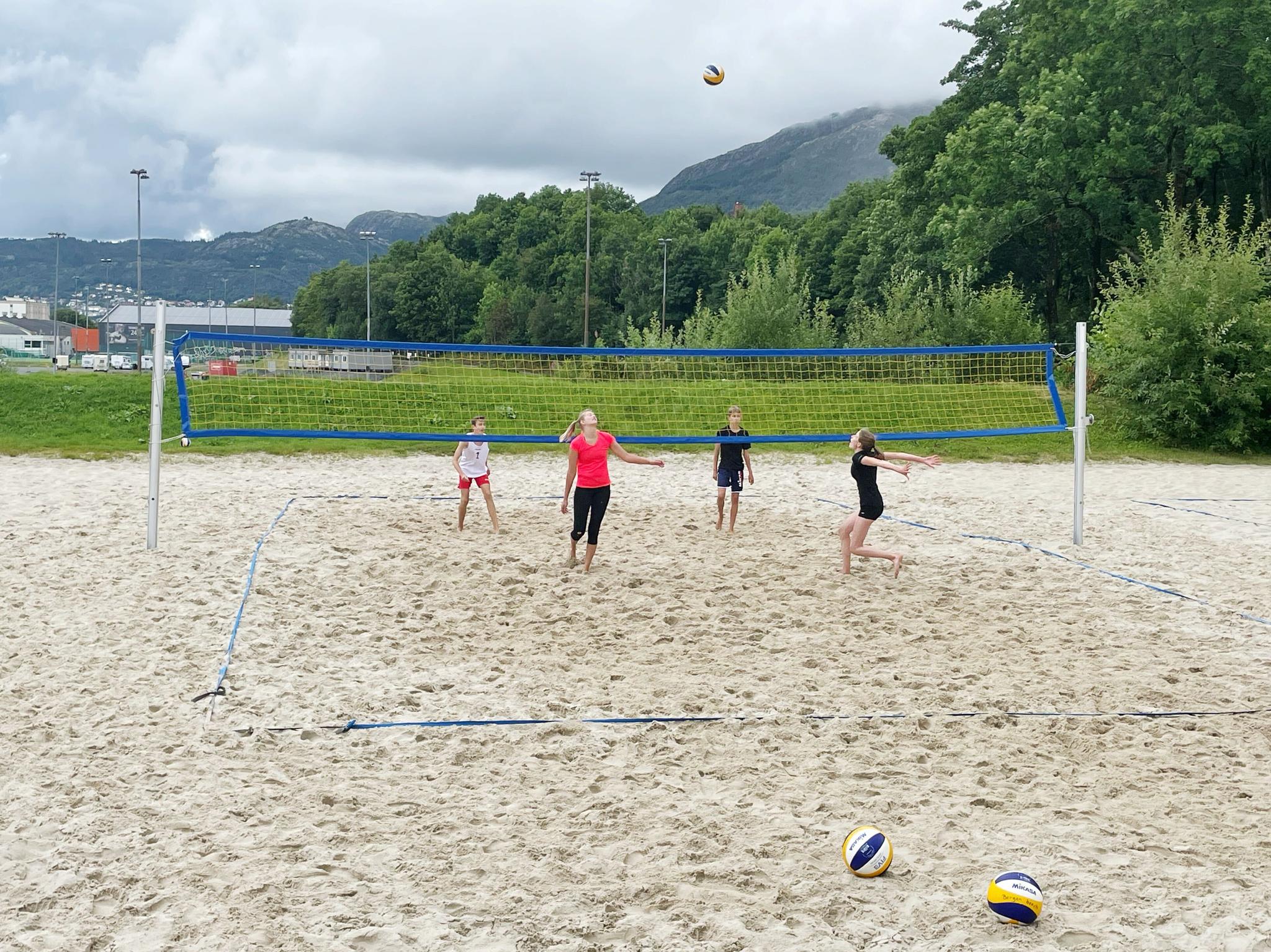 Sander Lithun (fra v.), Frida Byberg, Ingrid Synnevåg og Hanne Haukeland trener med Bergen sandvolleyballklubb.