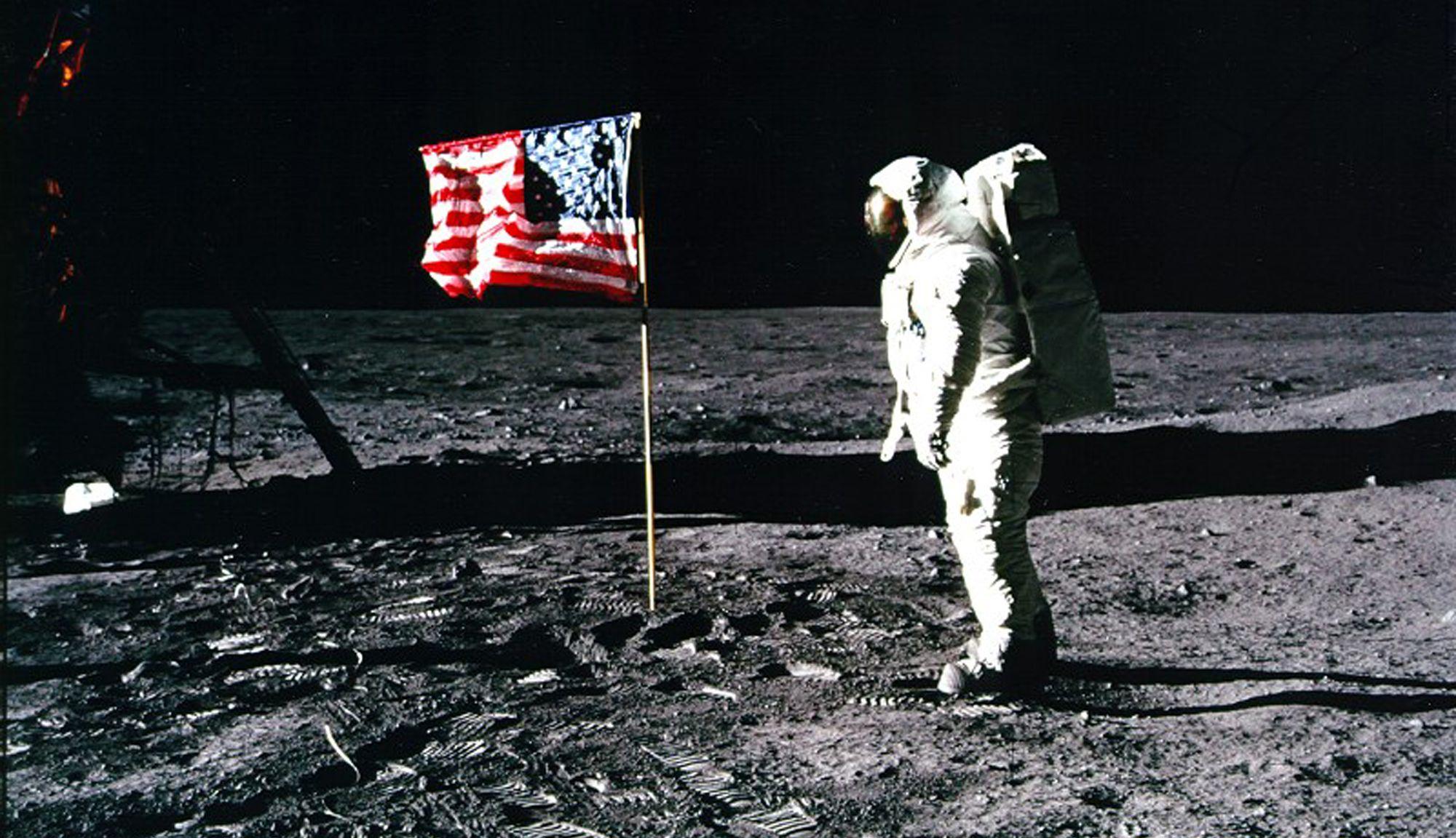 I år er det 50 år siden månelandingen fant sted 21. juli 1969. Bildet viser astronaut Edwin «Buzz» Aldrin gående på månen. 