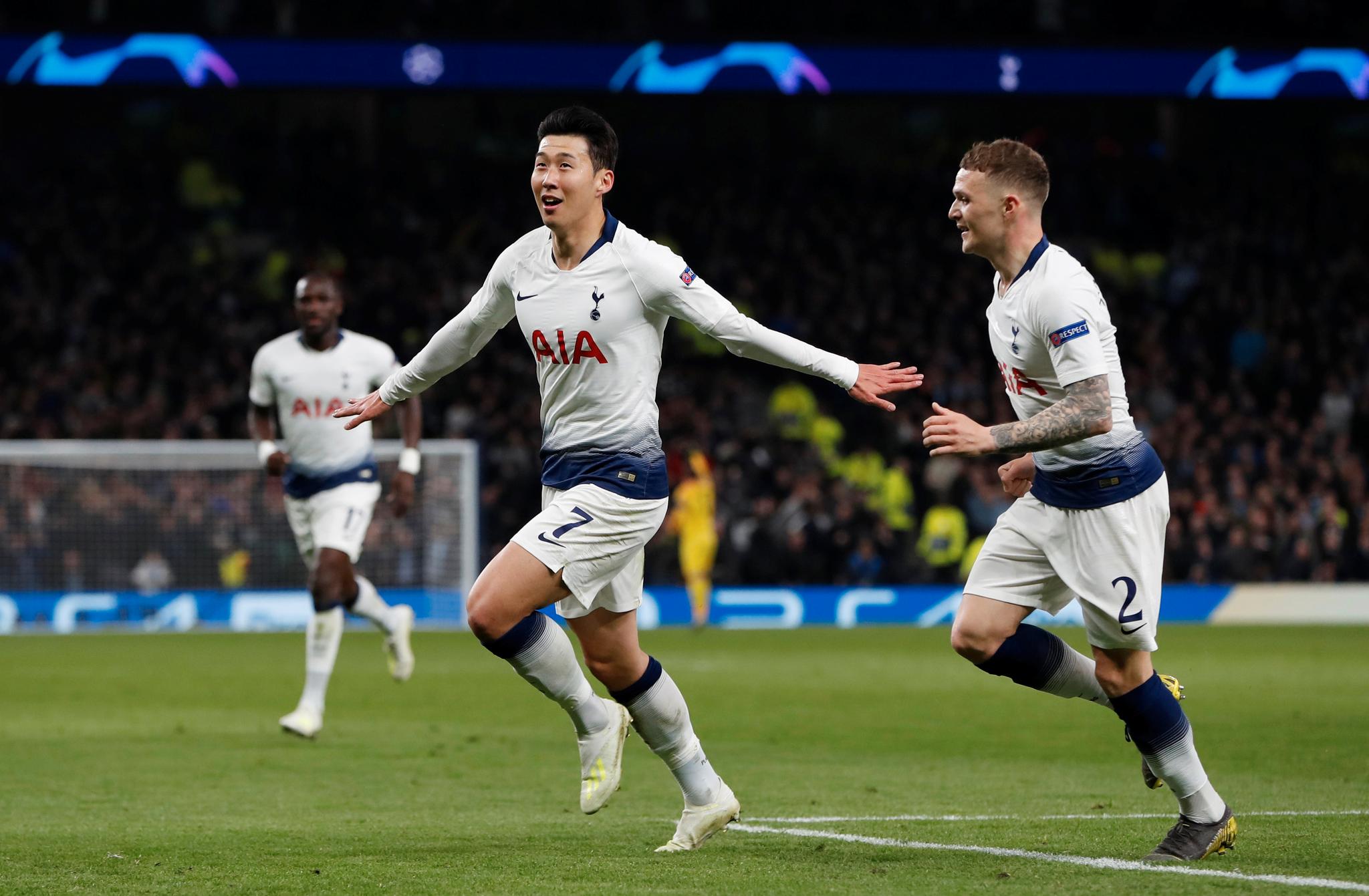 Son Heung-min, Kieran Tripper og de andre Tottenham-spillerne håper å sikre mesterligaplass også neste år. Enten gjennom ligaen, eller gjennom å vinne hele turneringen. Her feirer Son klubbens scoring i første kvartfinalekamp mot Manchester City.
