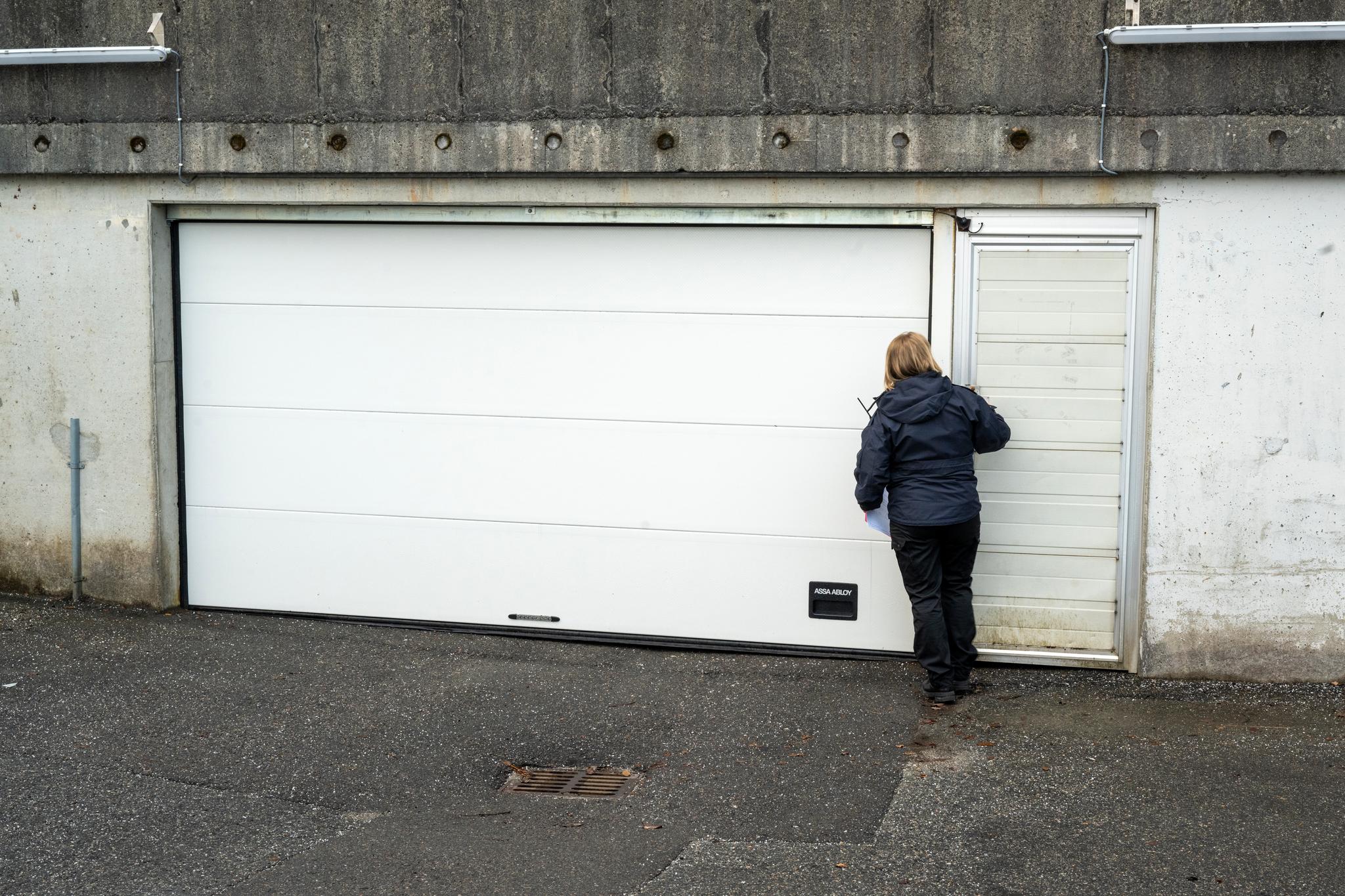 Hvis kjøretøyet muligens står inne i en garasje, kan Namsfogden sjekke om døren er låst. 
