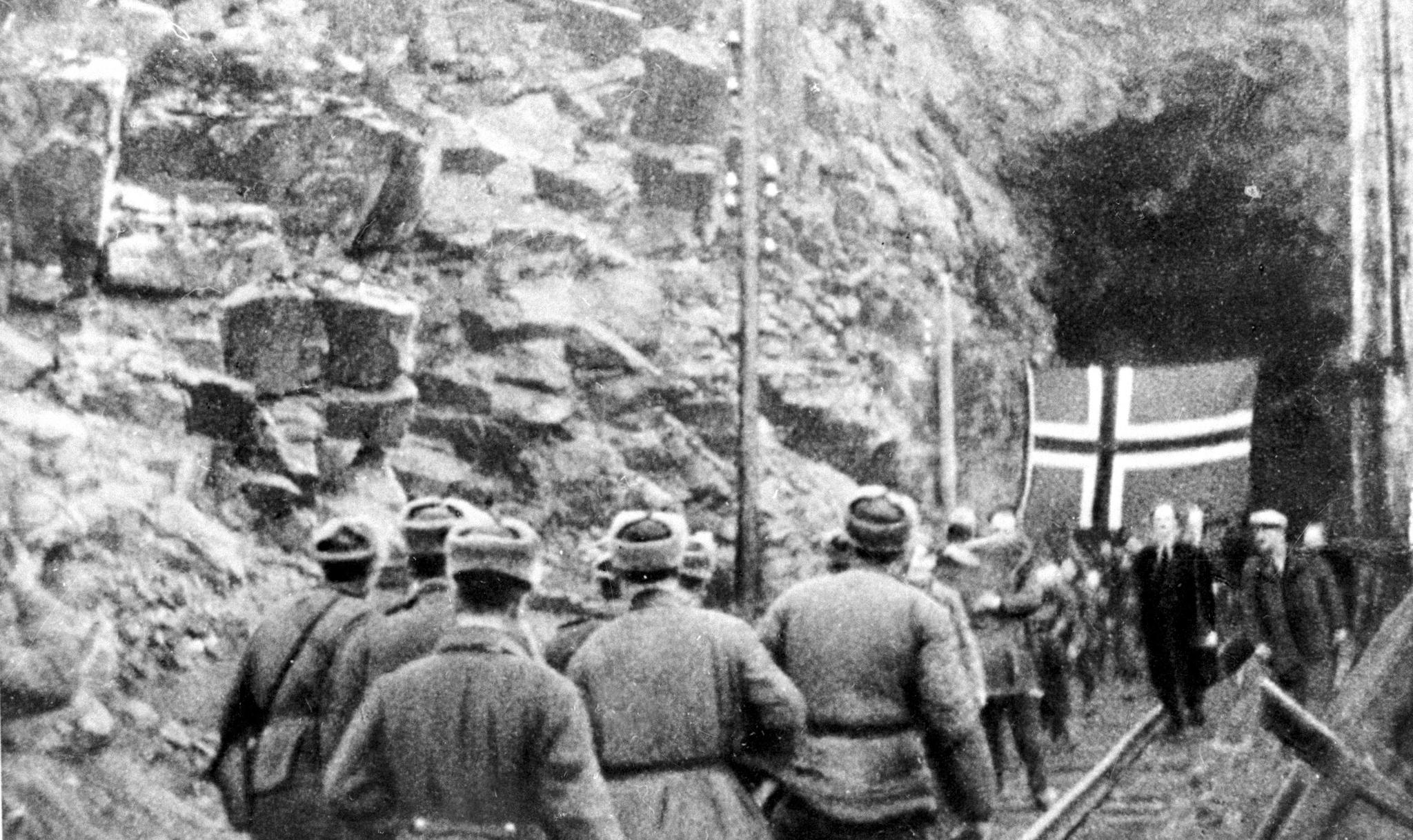 Øst-Finnmark ble frigitt av soldater fra Den røde arme i oktober 1944. Her møter sovjetrussere nordmenn som hadde skjult seg i Bjørnevatn gruver i Kirkenes. Men det var ikke sovjeterne i Tana som drev tyskerne tilbake til Lyngen, skriver kronikkforfatteren.