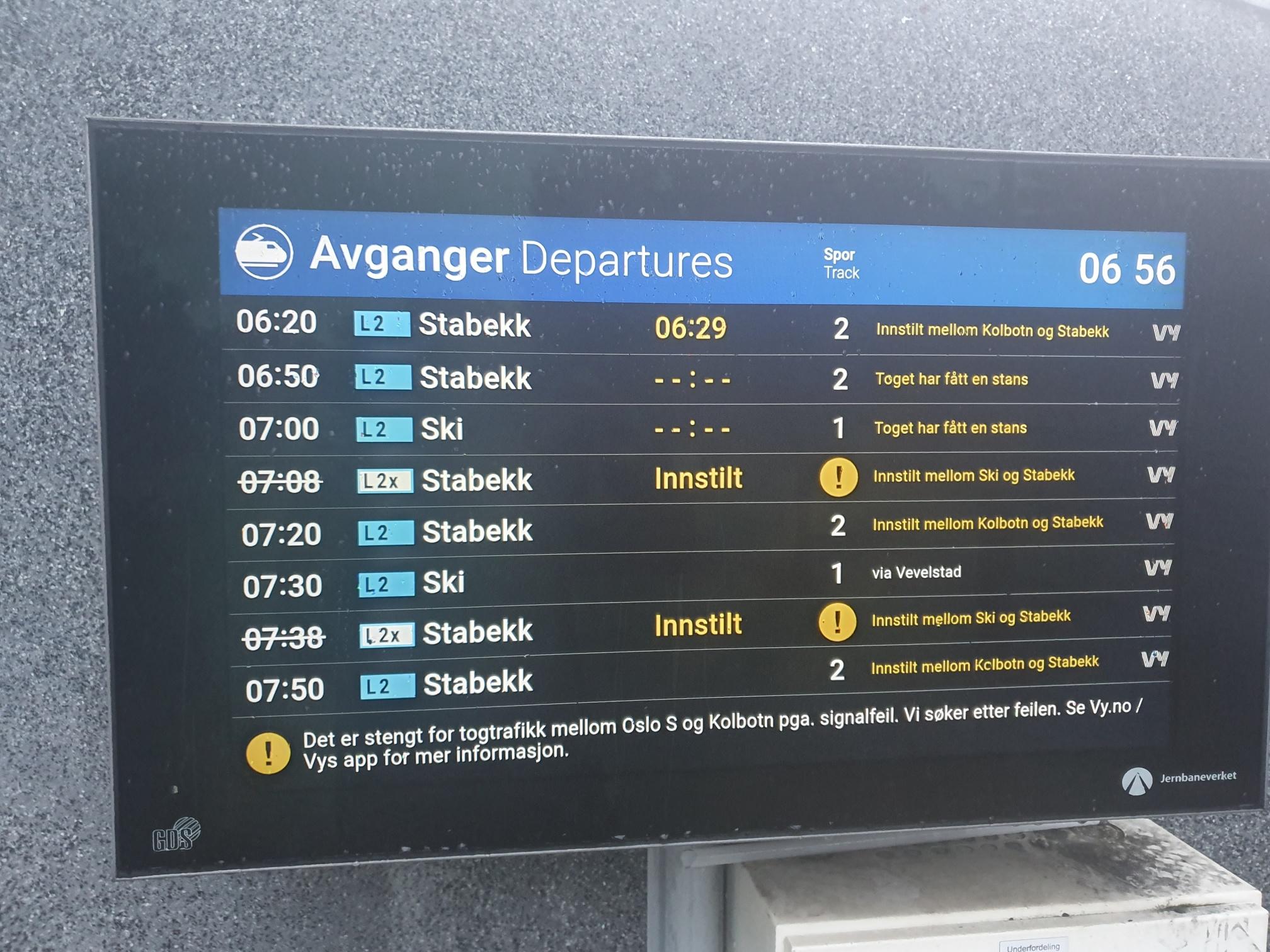 Uvær skapte store problemer i togtrafikken på Østlandet torsdag. Dette bildet er tatt på Oppegård stasjon rett før klokken 07.