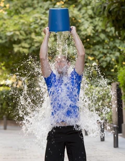 I 2014 gikk ice bucket challenge viralt. Målet var å samle inn penger og skape oppmerksomhet rundt ALS. I 2016 ga vannsløsingen heldigvis resultater.