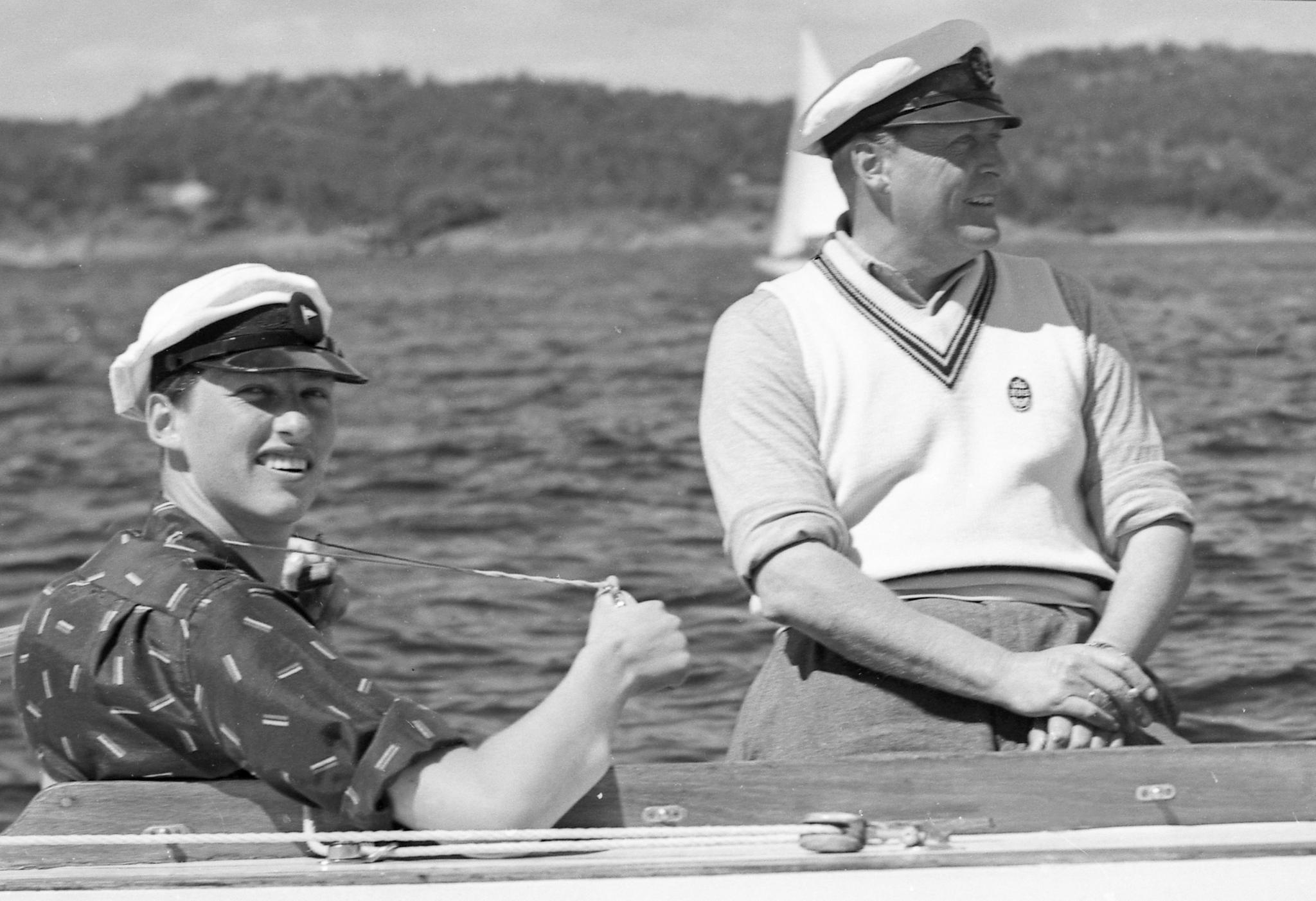 Kong Harald har vært interessert i seiling siden barndommen og har markert seg i en rekke nasjonale og internasjonale konkurranser. Her deltar han i en regatta i Arendal i 1954 sammen med daværende kronprins Olav. 