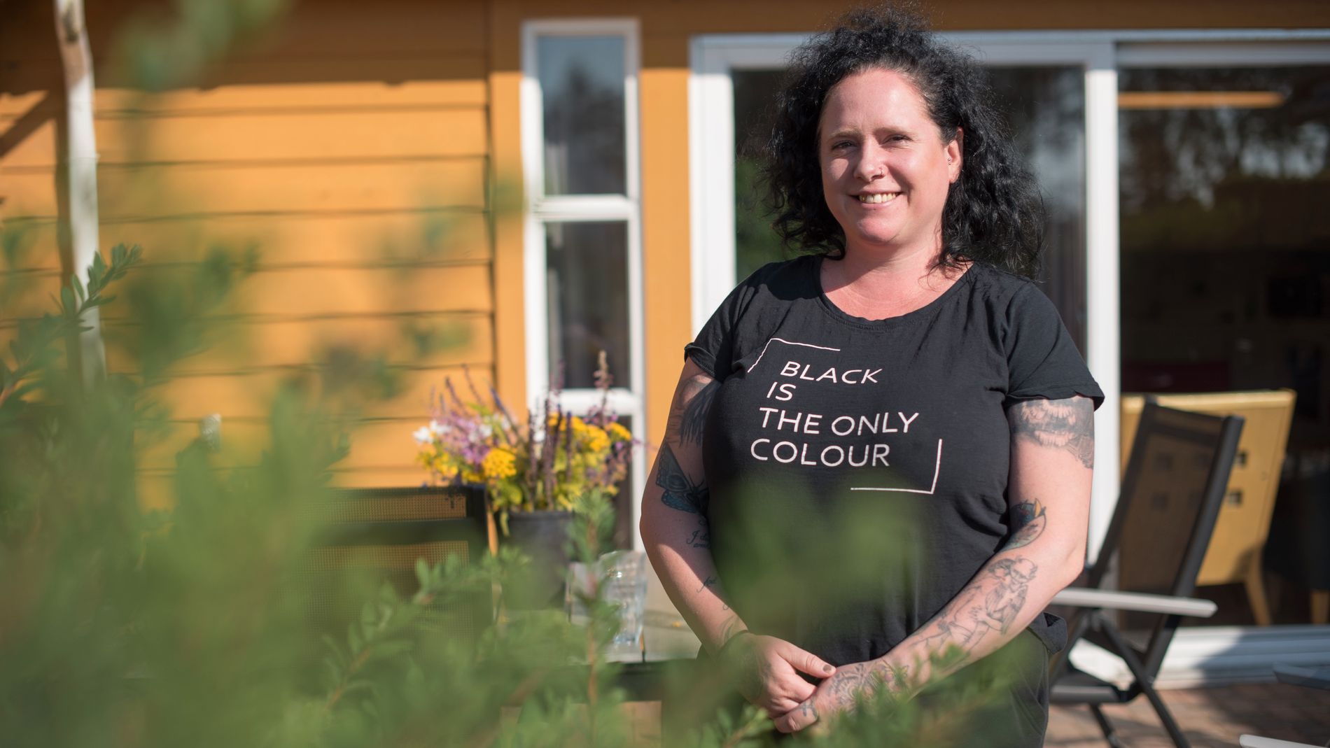 Renate Lindås føler tatoveringene er en samtaleåpner, særlig når hun jobber med rusavhengige.