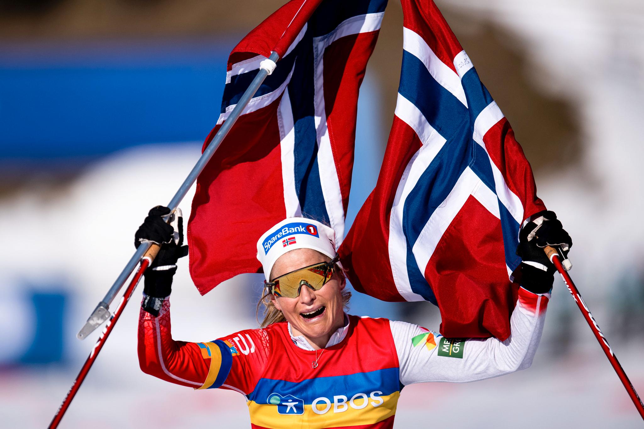 IKONISK: Therese Johaug gikk i mål med norske flagg i Holmenkollen for siste gang til en overlegen seier. 