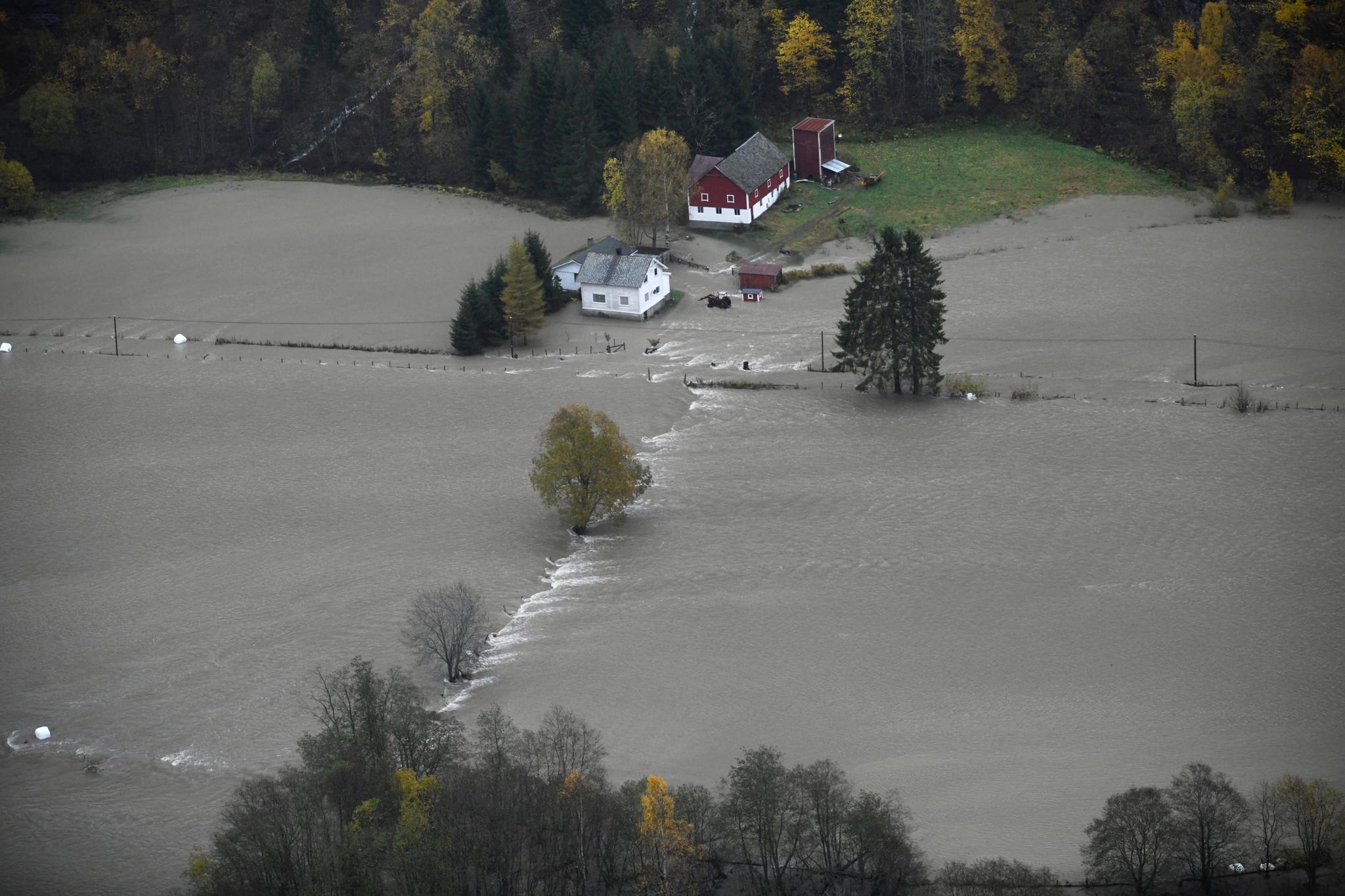 Søndag kveld steg vannet i Mørkridsdalen i Luster i Sogn. Vannstanden har nådd toppen og er mandag morgen på vei ned igjen.