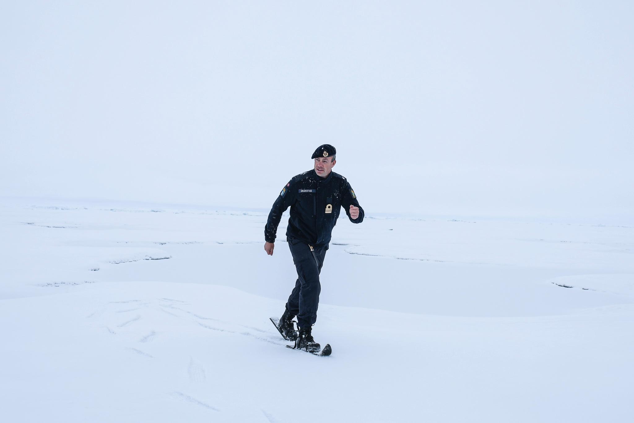 Nestkommanderende på KV Svalbard, Anders Krakstad, benyttet sjansen til å prøve skiene på Nordpolen.