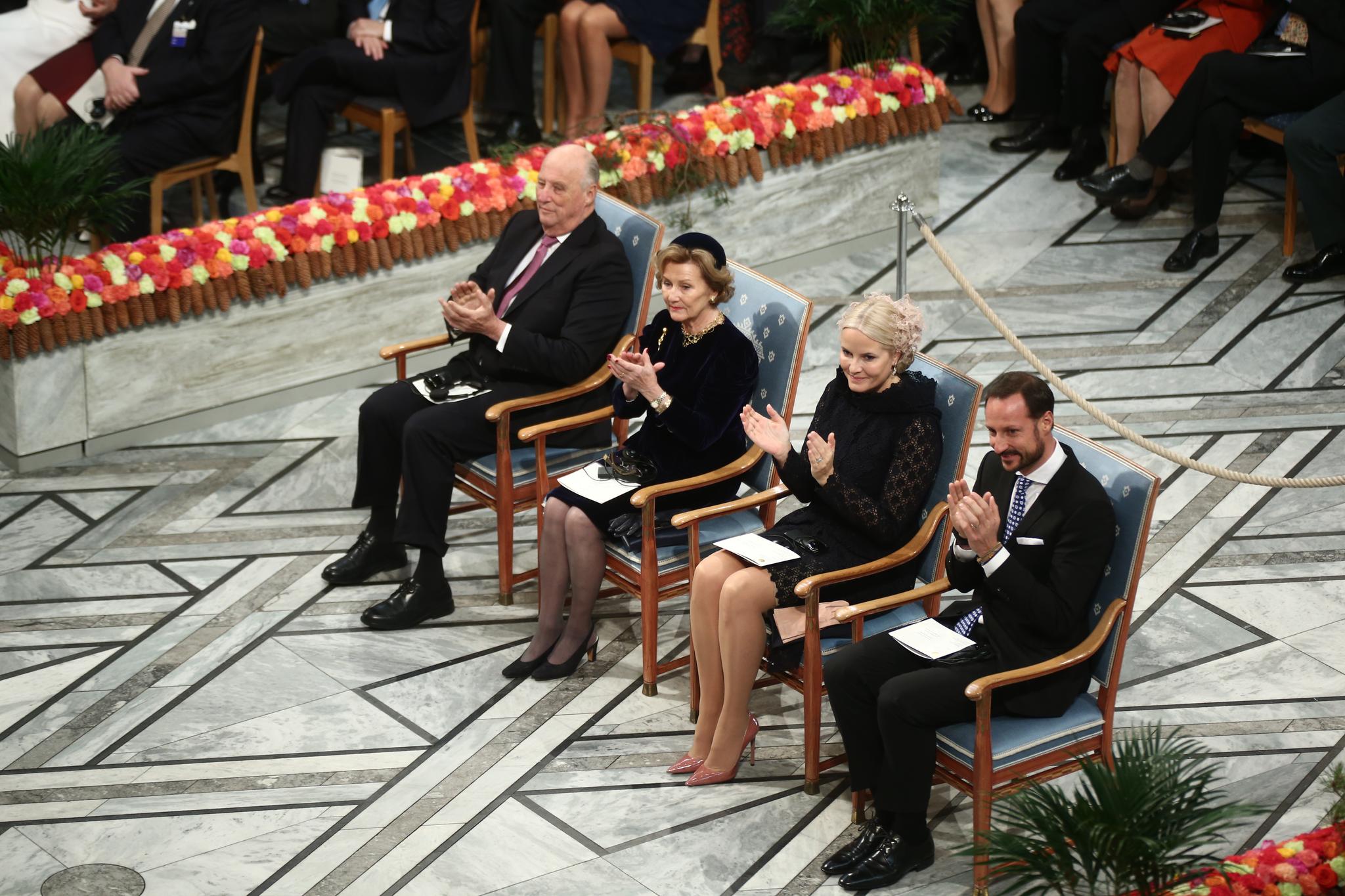 Kongefamilien har i alle år kastet glans over tildelingen av Nobels fredspris. Nå vil SV fjerne kongefamilien og regjeringen fra første rad for å styrke komiteens uavhengighet av norske myndigheter. 