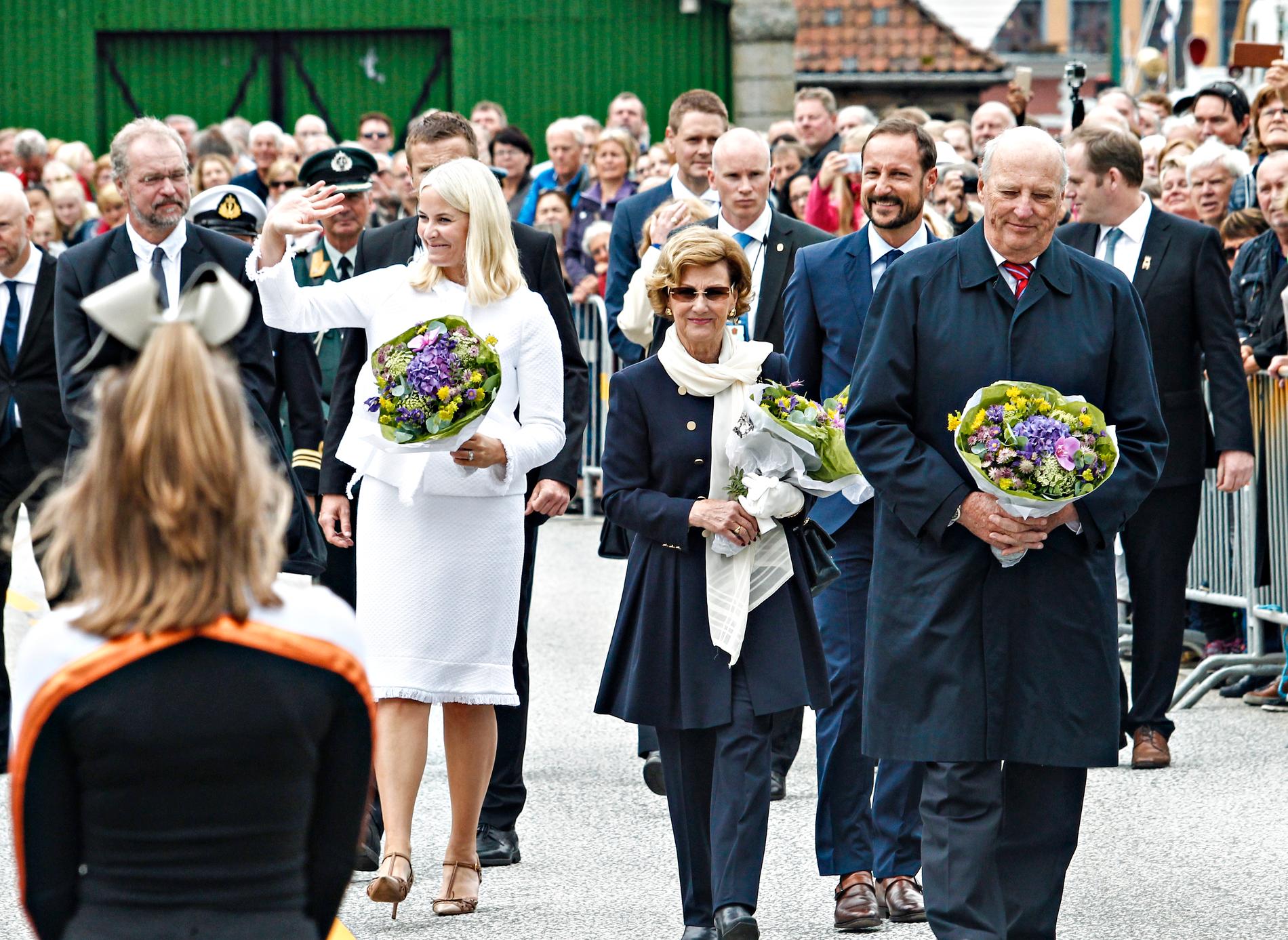VINKET: Kongefamilien tok seg god tid til å hilse på og å vinke til folkemengden som hadde møtt opp på Bryggen lørdag. 