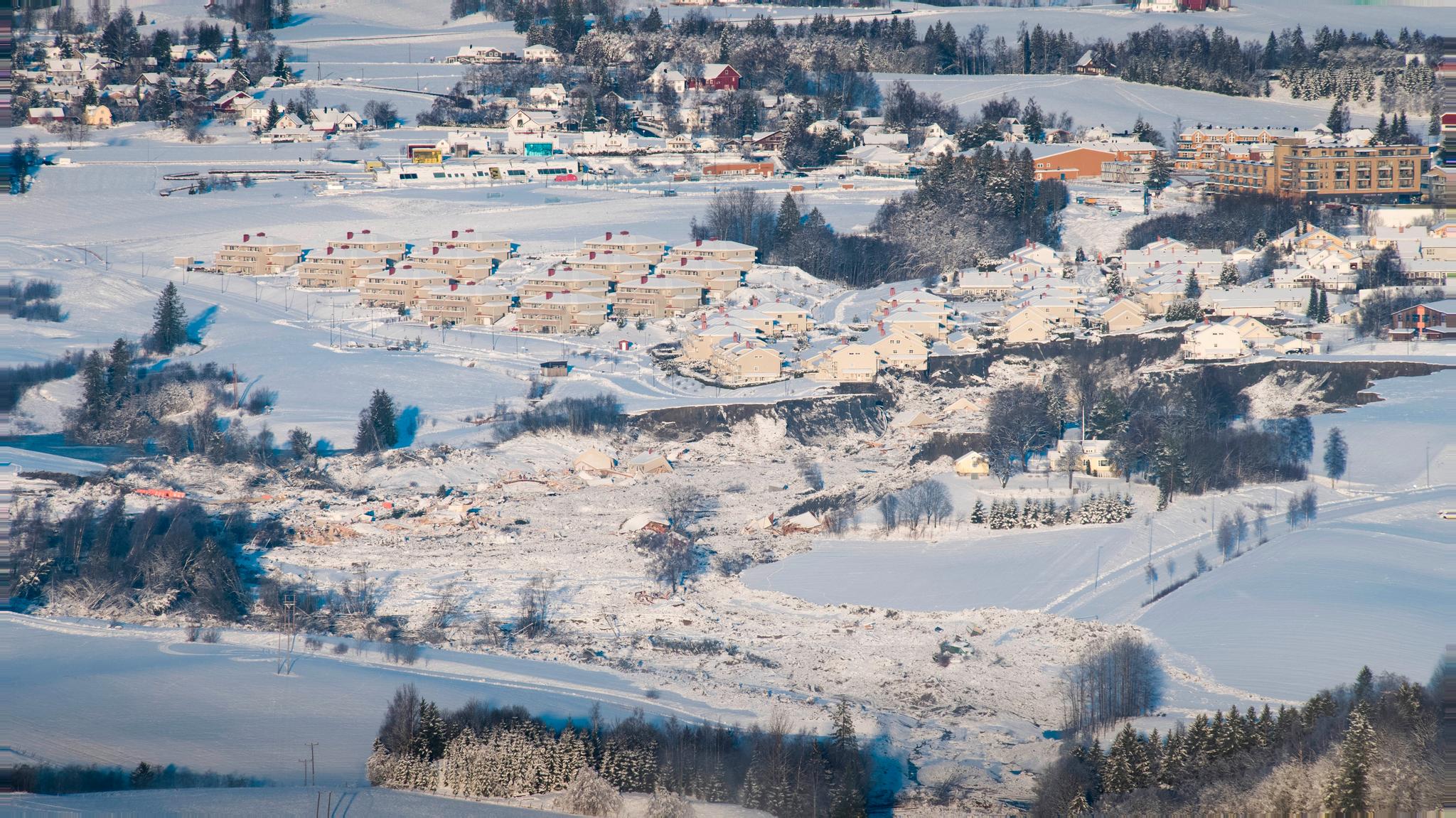 Dronebildet viser skredområdet ved Ask i Gjerdrum. Nederst ser man at raset også har gått over hovedveien gjennom bygda, fylkesvei 120. 