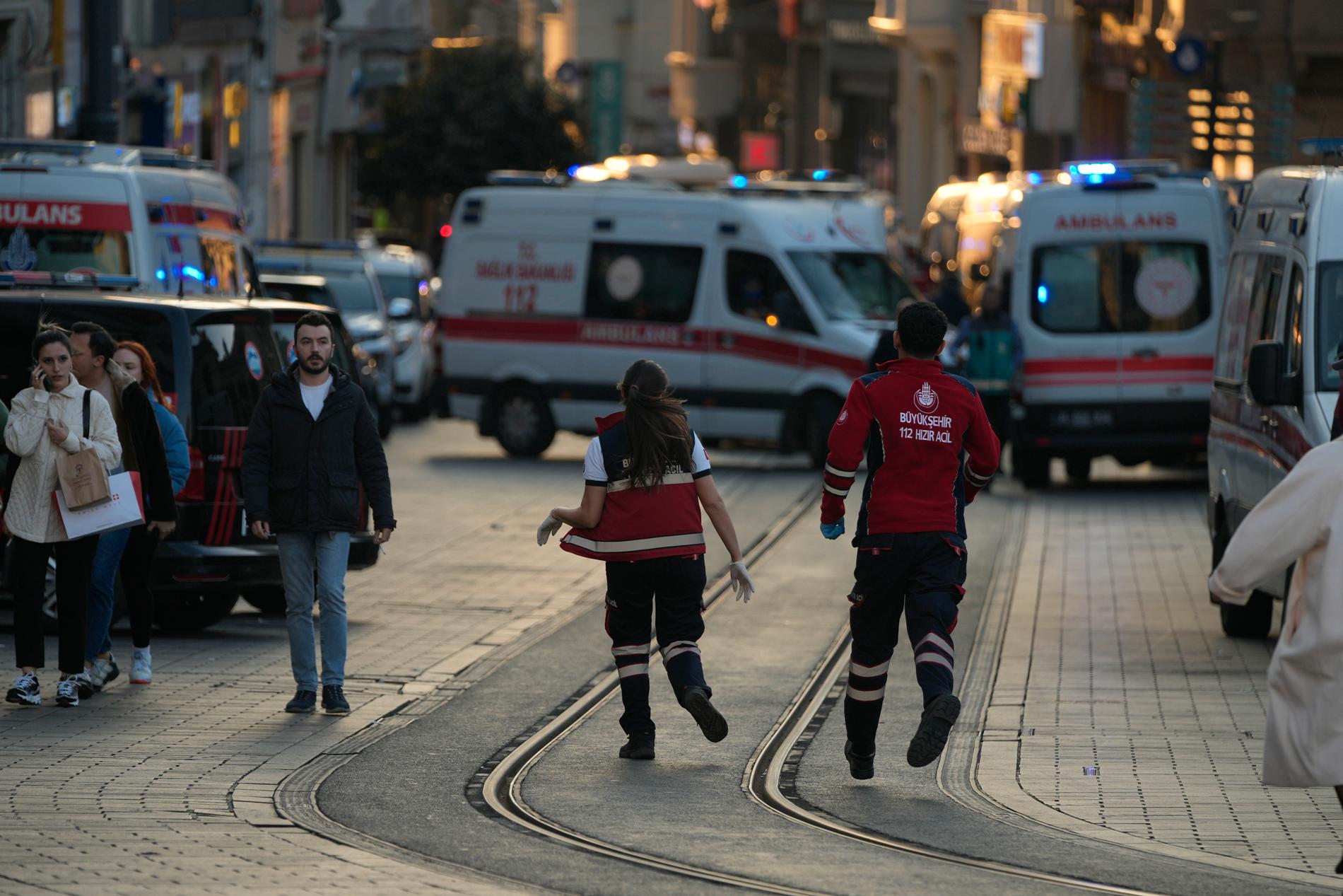 Eksplosjonen fant sted i gågaten Istiklal nær Taksimplassen, og et stort antall ambulanser og andre utrykningskjøretøy kan sees i området. Årsaken er fortsatt ukjent. 