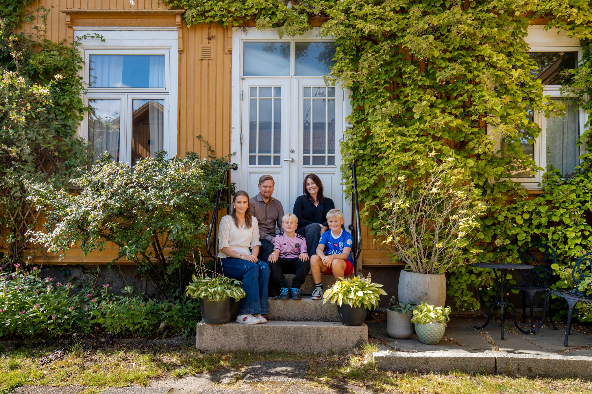 Familien var på utkikk etter en moderne bolig, men endte opp med et hus fra 1900: – Jeg la meg ned i sengen og gråt