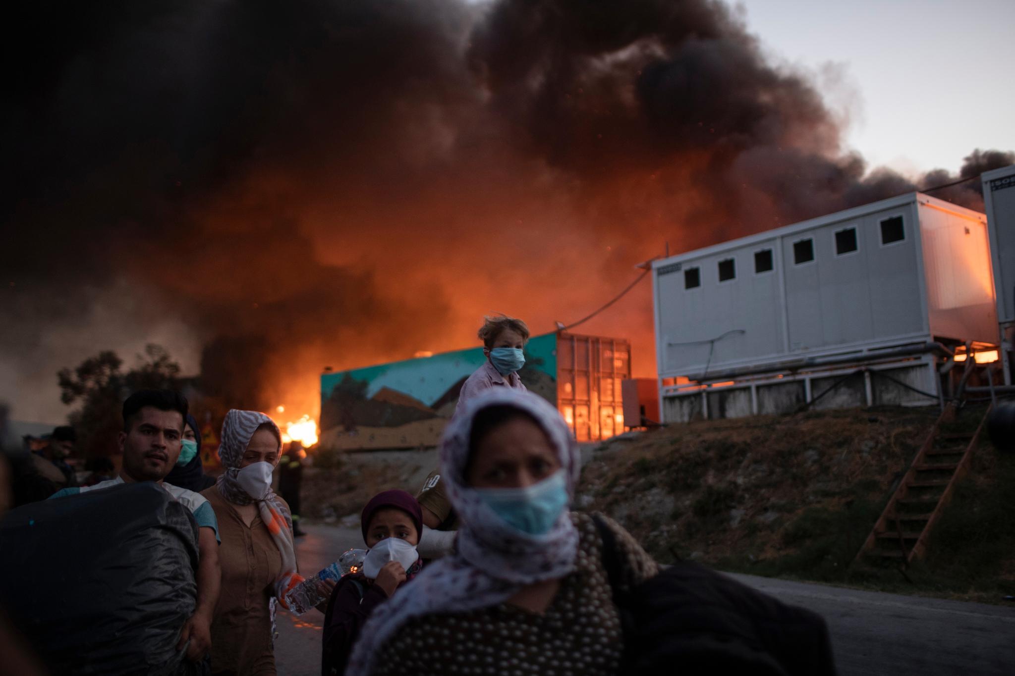 Migranter flykter fra Moria-leiren etter at det onsdag brøt ut brann i den overfylte leiren.