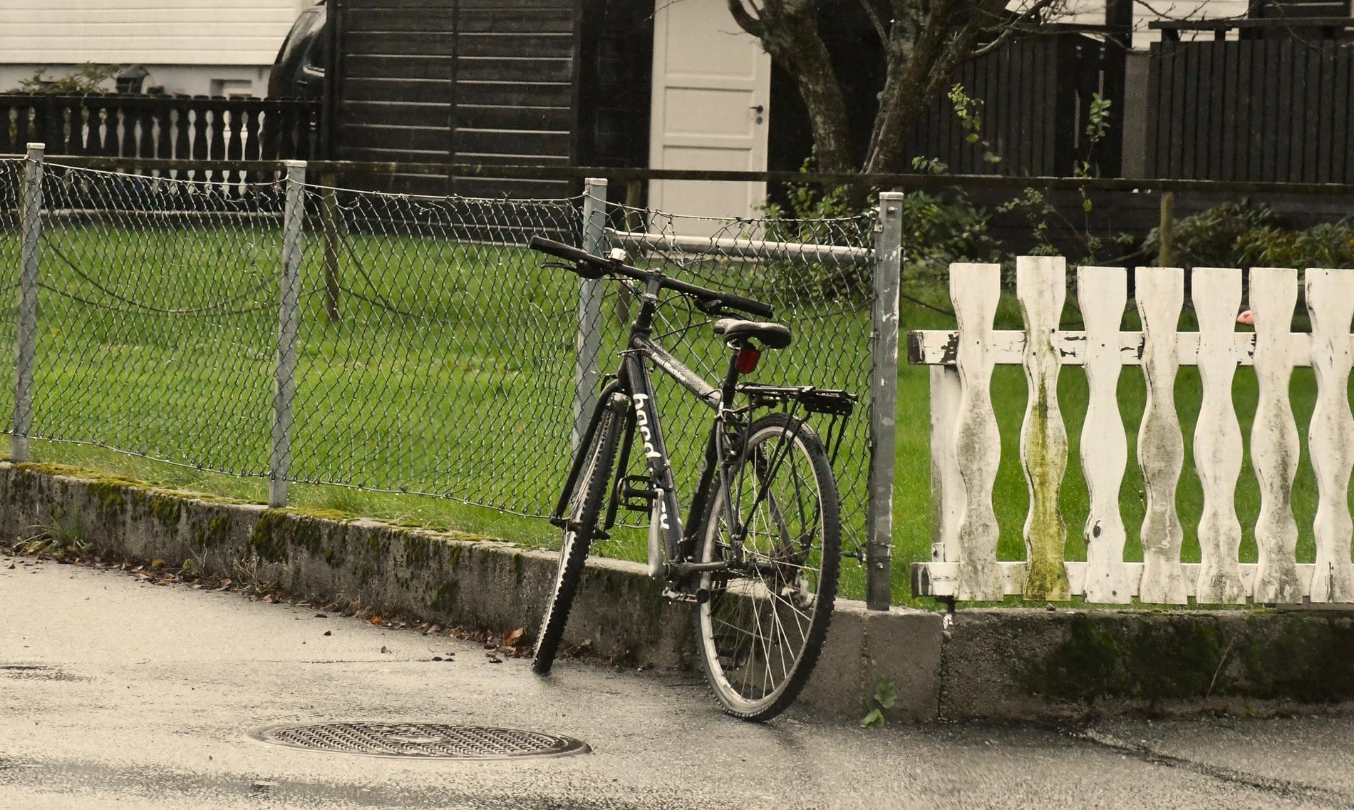  Du ser dem over store deler av kommunen, sykler som enten står som dette - eller som ligger og slenger. De aller fleste av dem er stjålet.