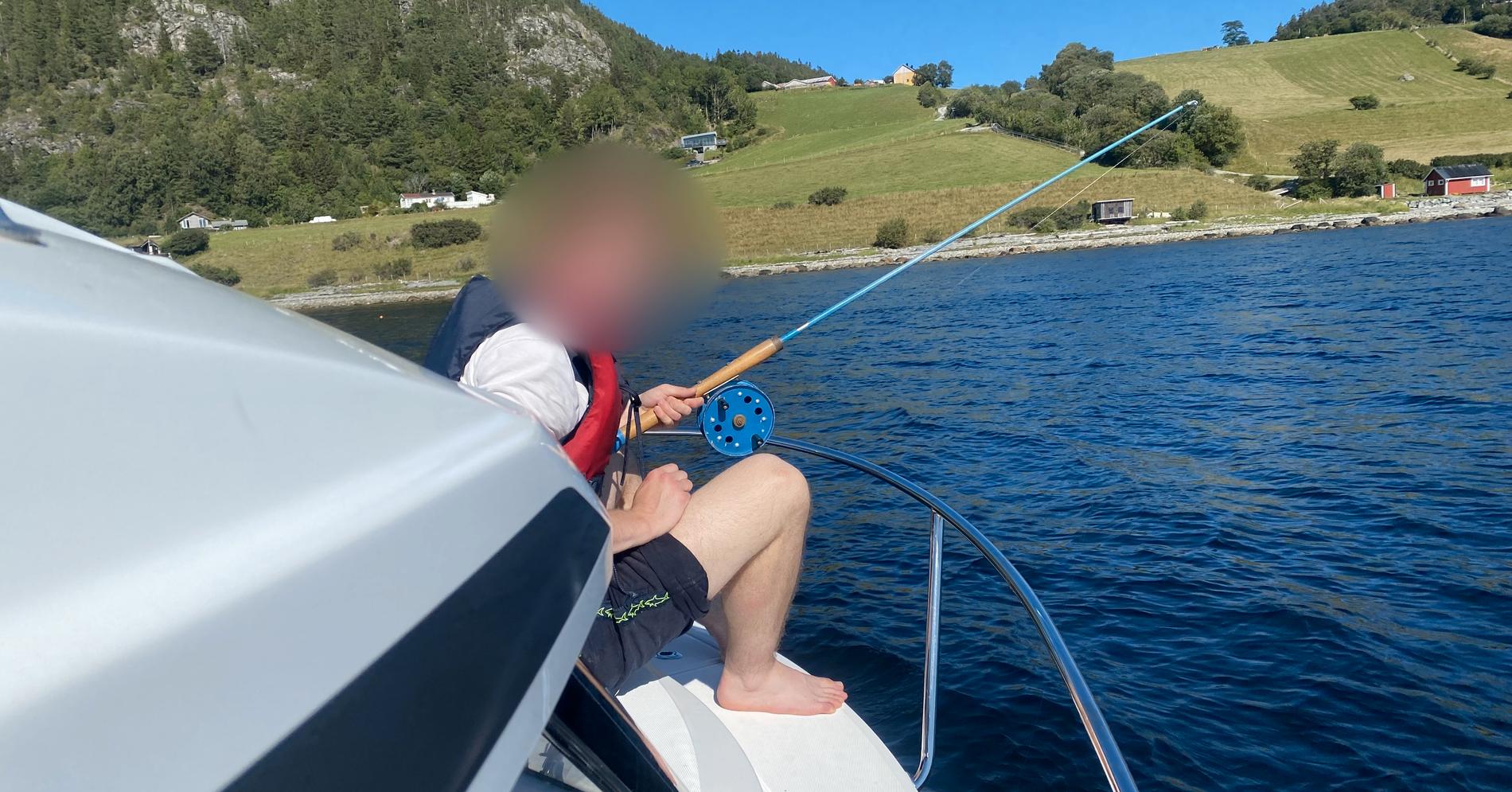 18-åringen fra Stavanger har sittet et halvt år i fengsel i England: – Føler seg glemt